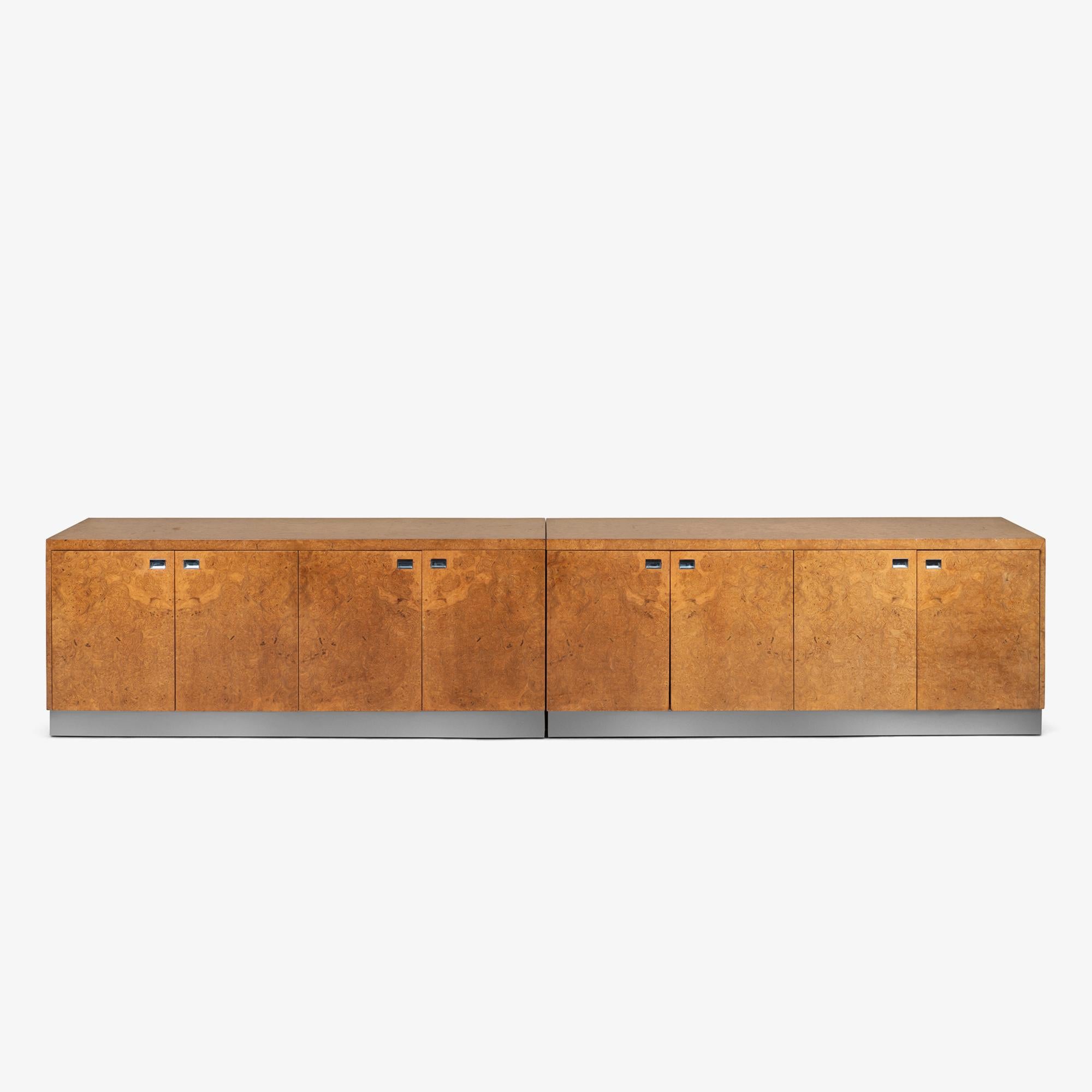 Un buon design combina perfettamente funzione e forma eccezionale, un segno distintivo del movimento Mid-Century Modern. Quest'epoca si allontanò dagli stili ornamentali del passato, abbracciando l'elegante semplicità della casa. Designer famosi