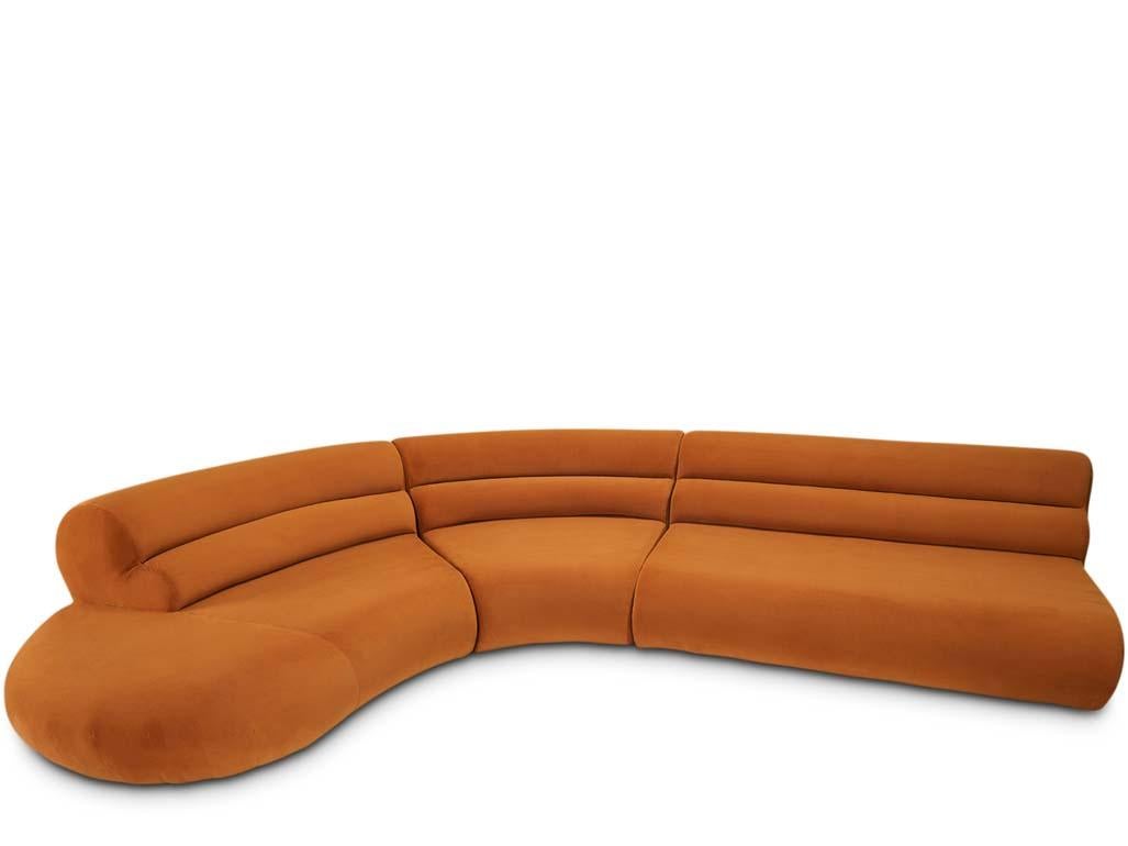 Diseñado por Nikolai Lafuge en Los Ángeles. Esperantina es un modular curvilíneo diseñado para fomentar la conversación. Inspirados en las tertulias de los años 70, los segmentos pueden combinarse y disponerse para adaptarse a distintas