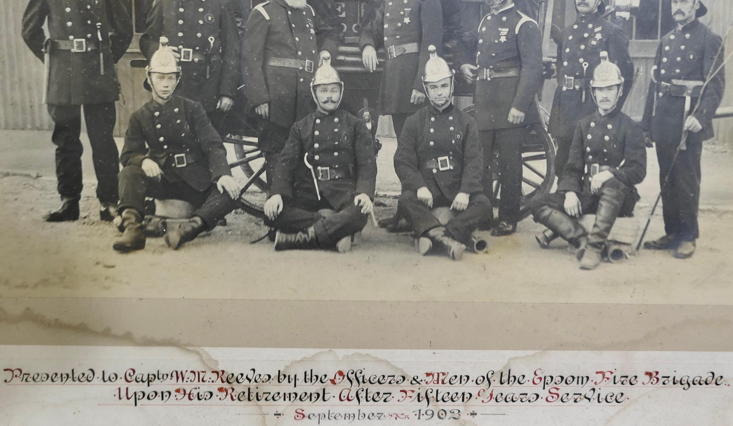 Edoardiano Fotografia commemorativa della stazione dei pompieri di Epsom del 1902  Un meraviglioso pezzo di grandi dimensioni in vendita