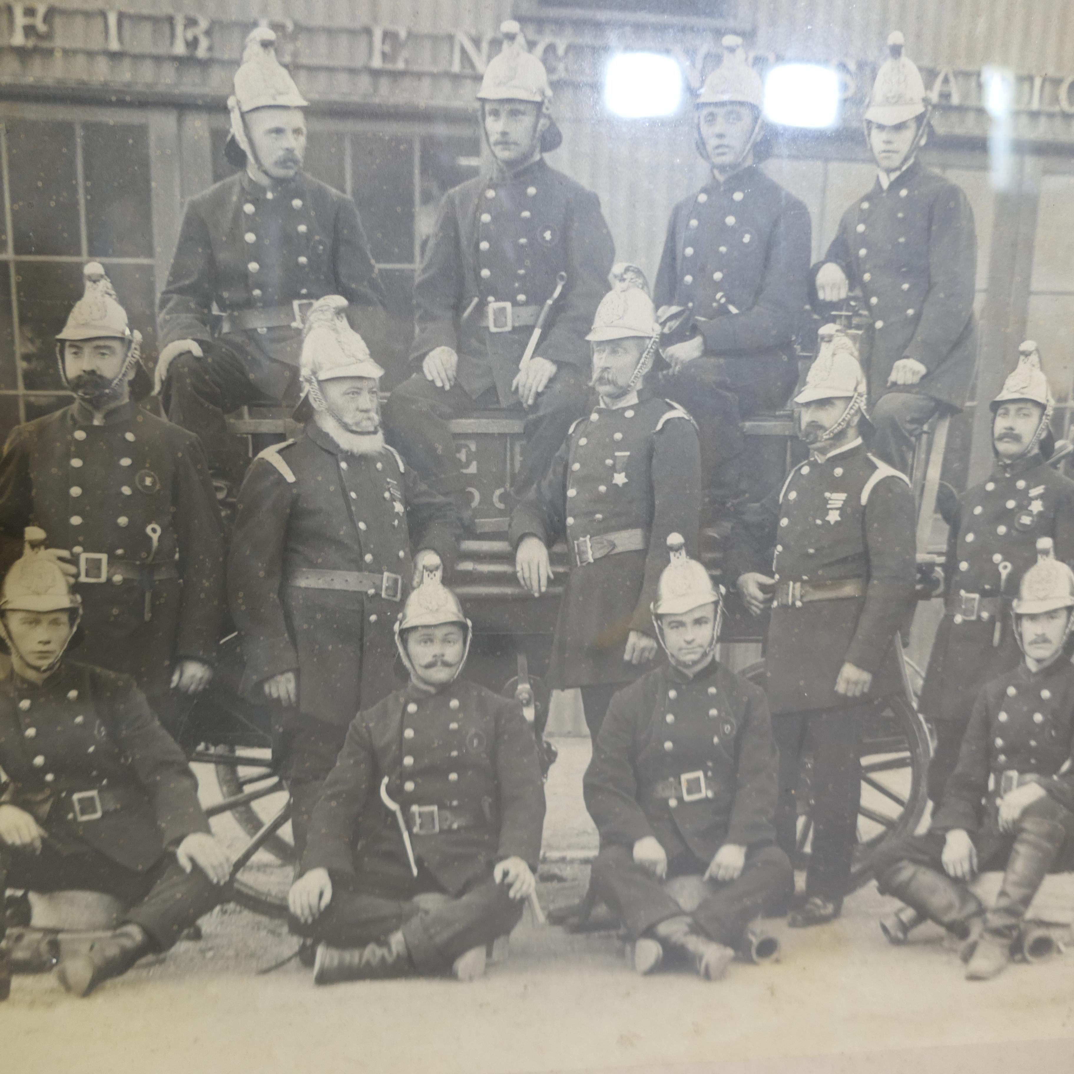 Fotografia commemorativa della stazione dei pompieri di Epsom del 1902  Un meraviglioso pezzo di grandi dimensioni In condizioni buone in vendita a Godshill, Isle of Wight