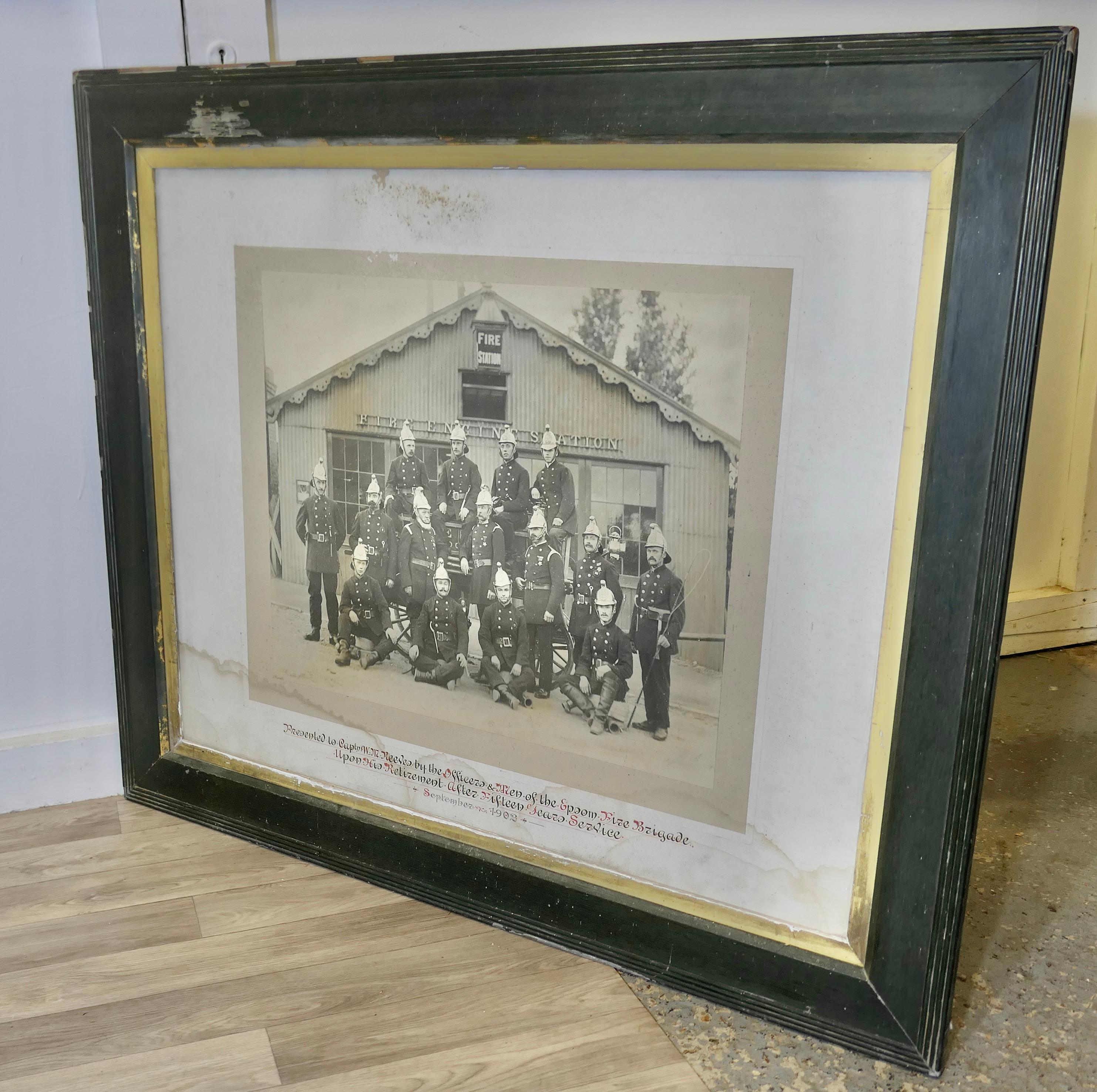 Inizio XX secolo Fotografia commemorativa della stazione dei pompieri di Epsom del 1902  Un meraviglioso pezzo di grandi dimensioni in vendita