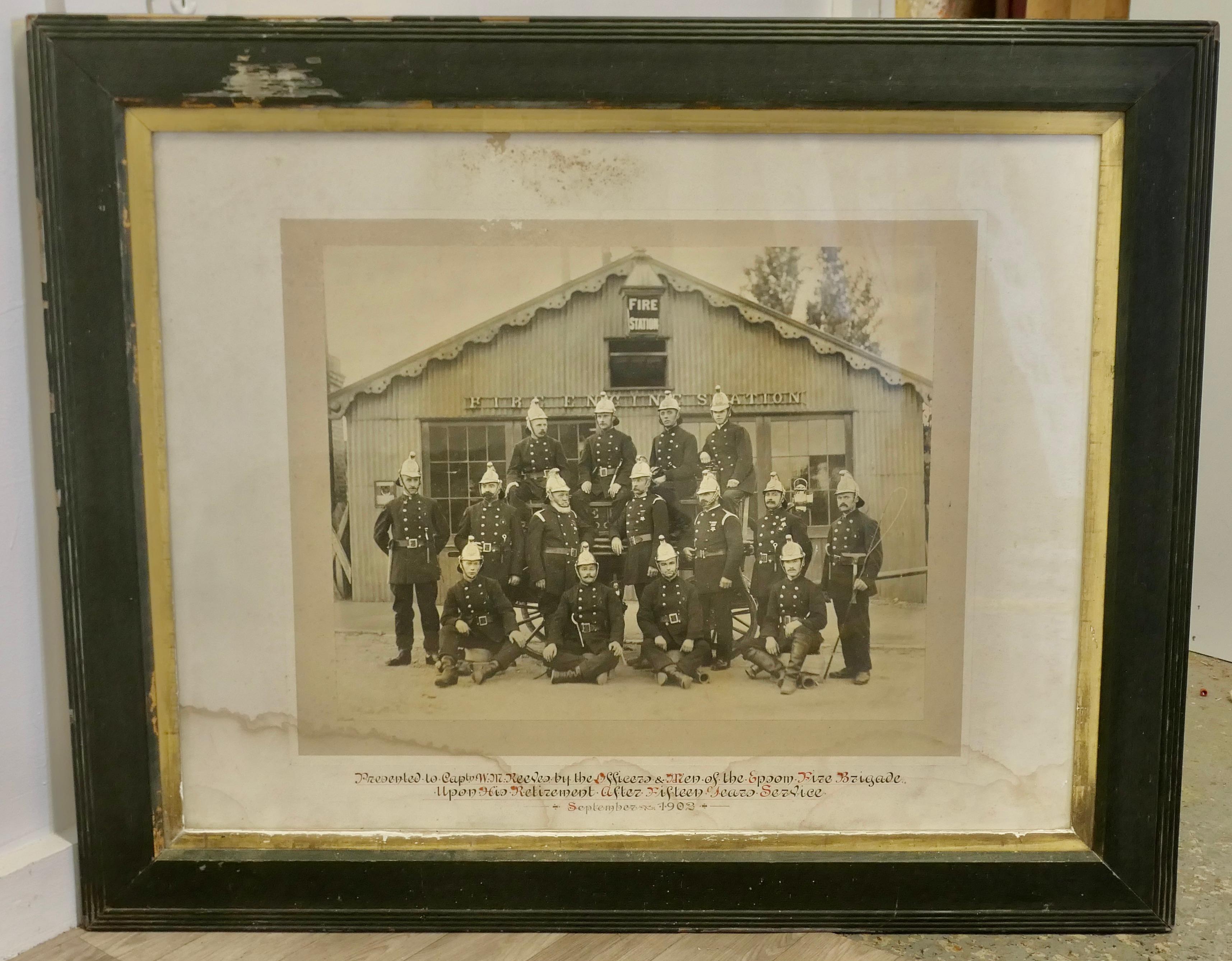 Fotografia commemorativa della stazione dei pompieri di Epsom del 1902  Un meraviglioso pezzo di grandi dimensioni in vendita 2