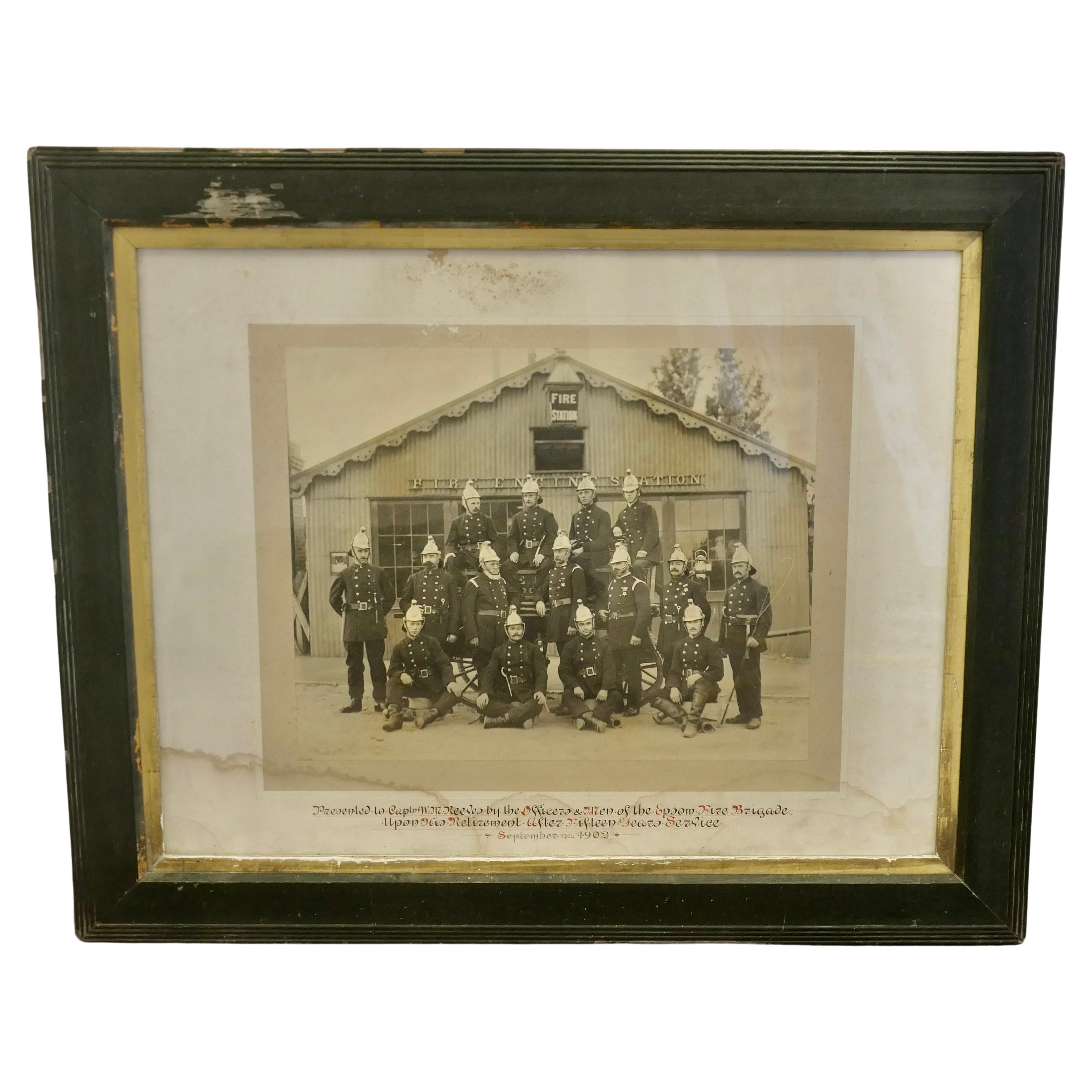 Fotografia commemorativa della stazione dei pompieri di Epsom del 1902  Un meraviglioso pezzo di grandi dimensioni in vendita