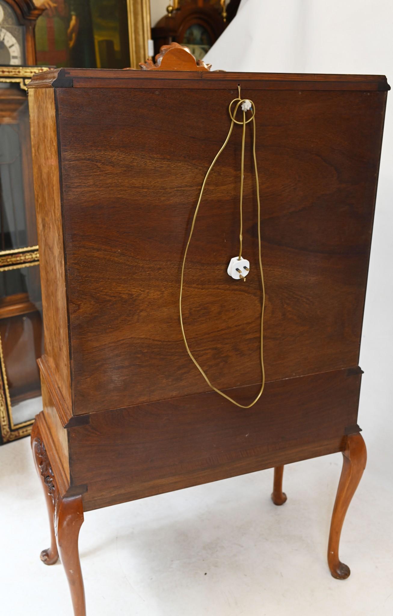 Magnifique meuble à boissons ou à cocktails en noyer ancien
Cette pièce a été fabriquée par la société Epstein, célèbre fabricant de meubles londonien.
La ronce de noyer a une belle patine et présente des accessoires d'origine.
Les portes s'ouvrent