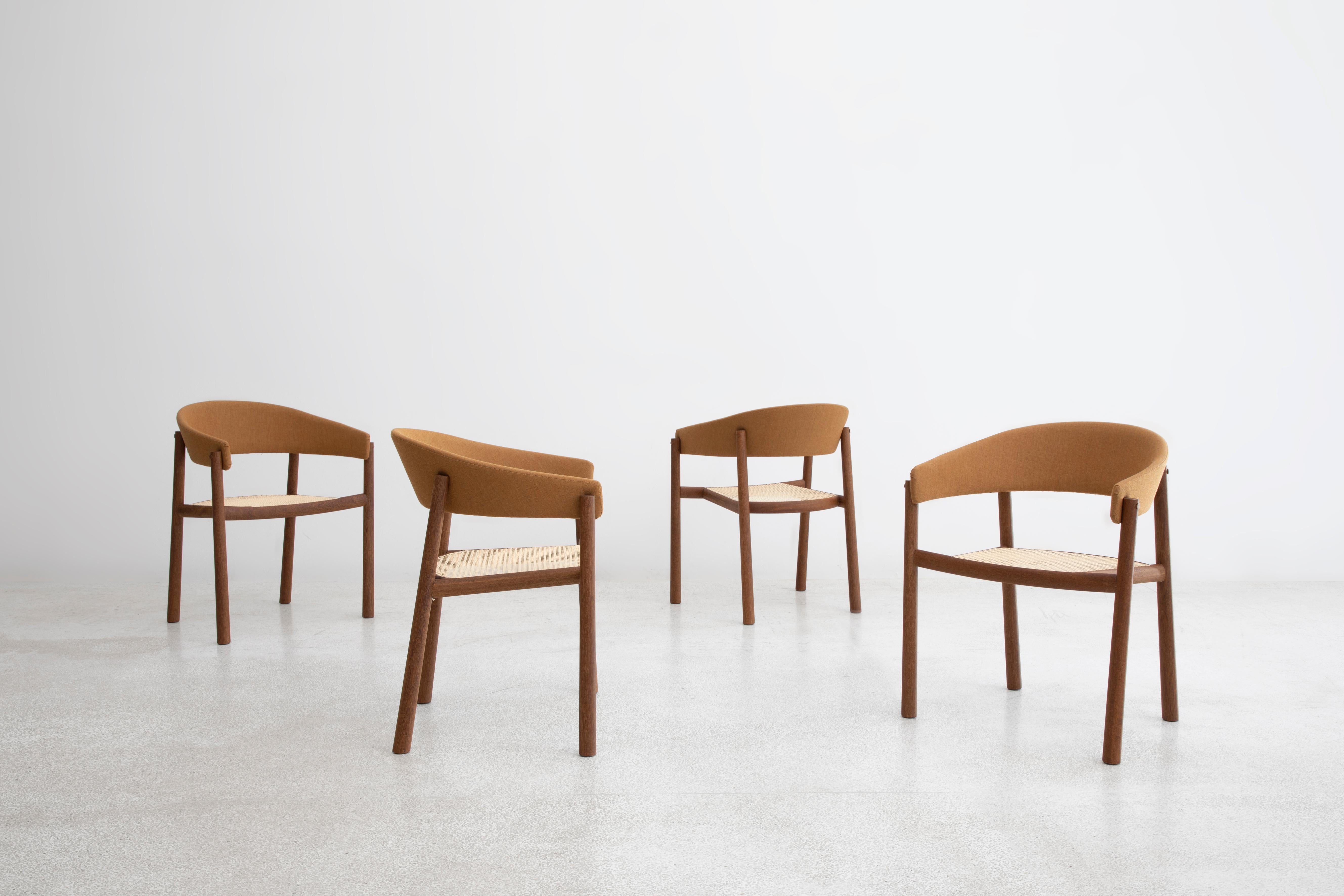Conçue par Luciana Martin et Gerson de Oliveira, les designers en chef de Design/One, la chaise d'appoint Equador (Equateur en portugais) est née de la volonté du duo de travailler sur une typologie classique de design : le dossier et les accoudoirs