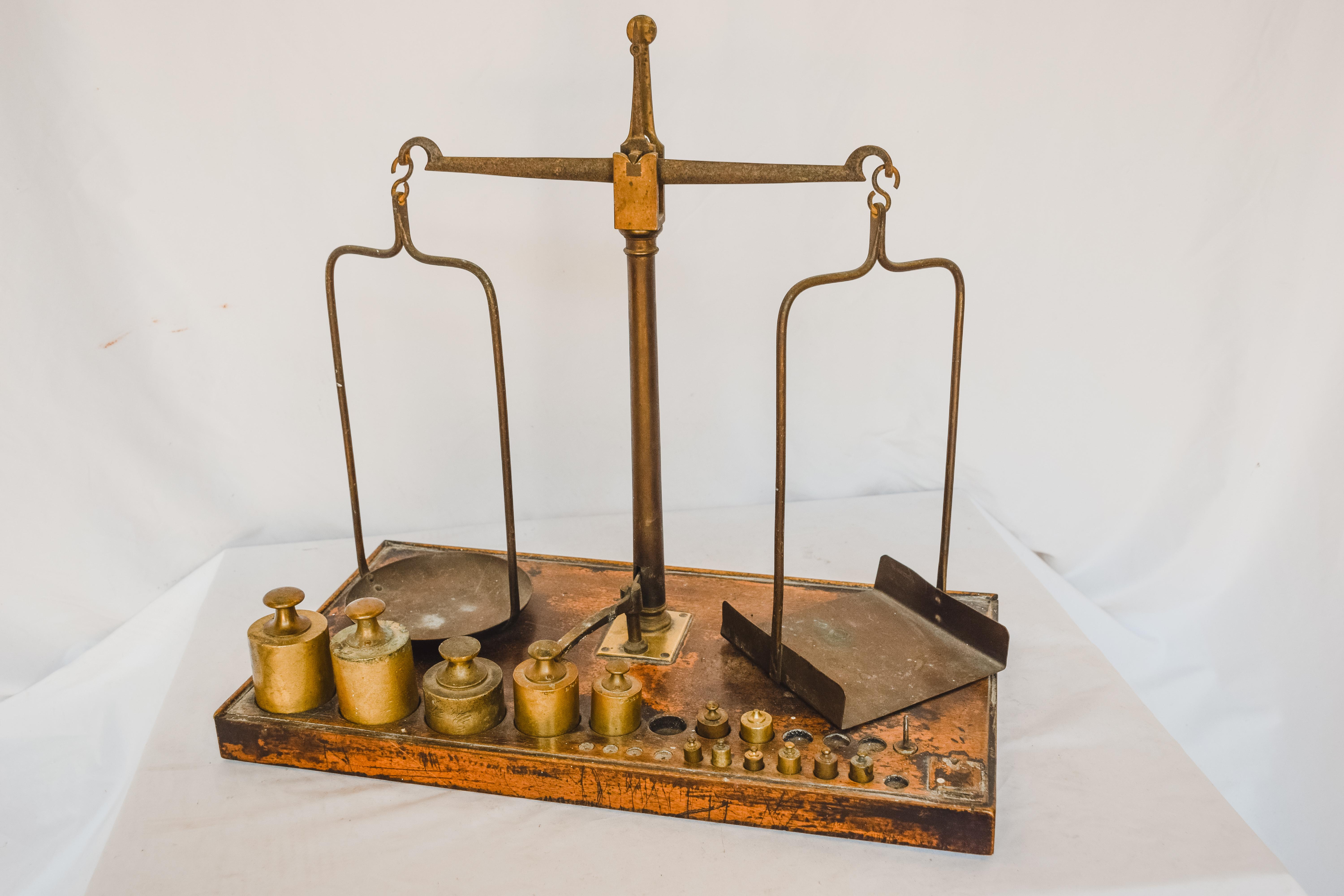 Equal Arm Brass Scale with Weights For Sale 4