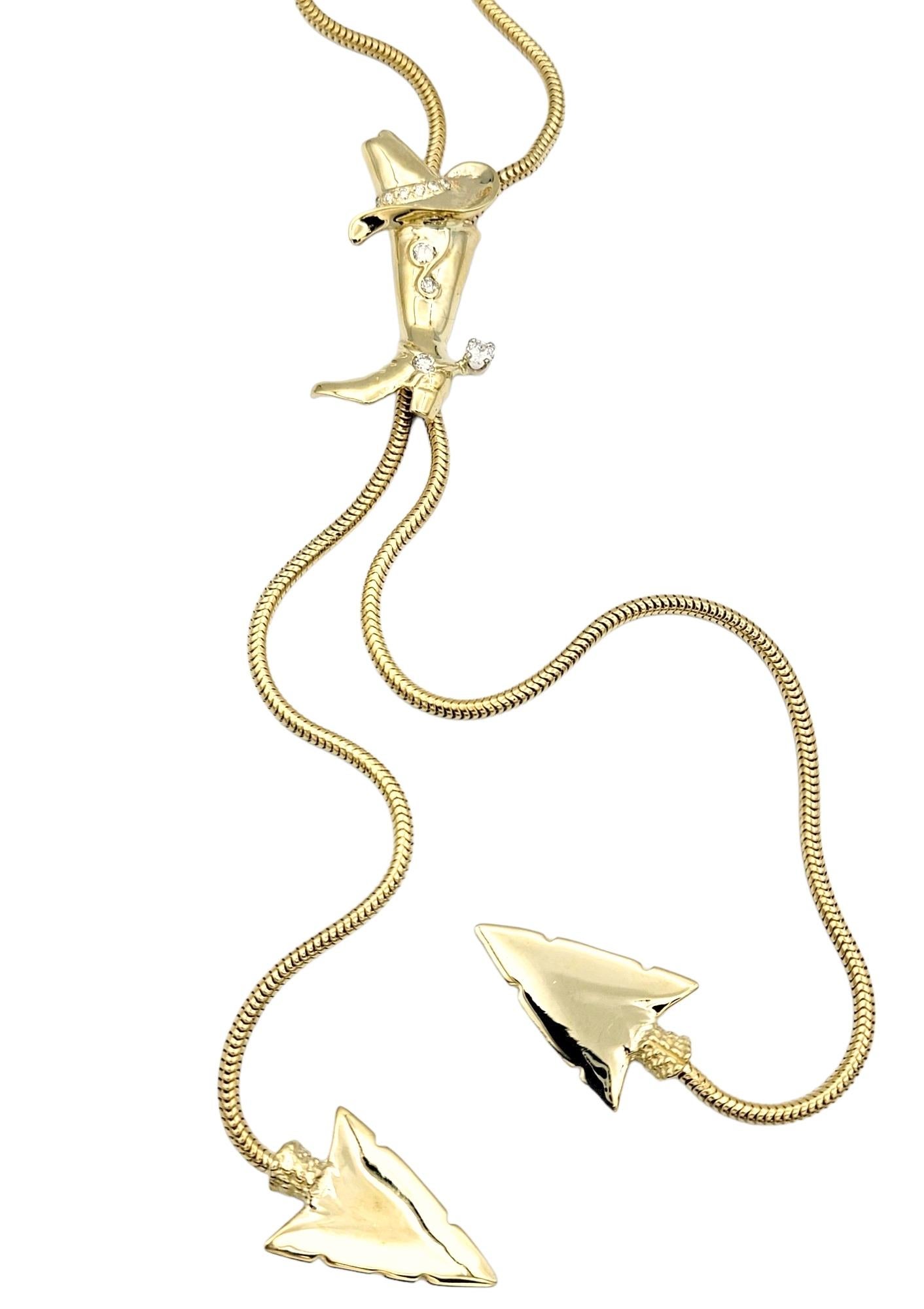 Reiterstiefel, Hut und Pfeilkopf 14K Gelbgold Lariat Halskette mit Diamanten (Rundschliff) im Angebot