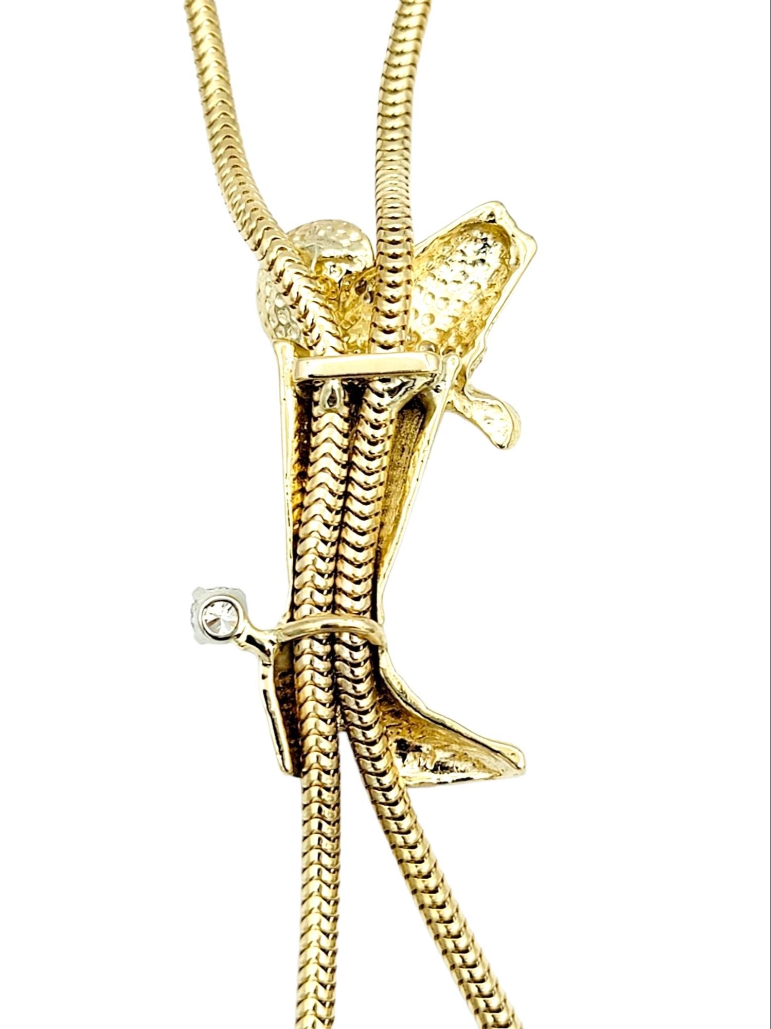 Reiterstiefel, Hut und Pfeilkopf 14K Gelbgold Lariat Halskette mit Diamanten im Angebot 2