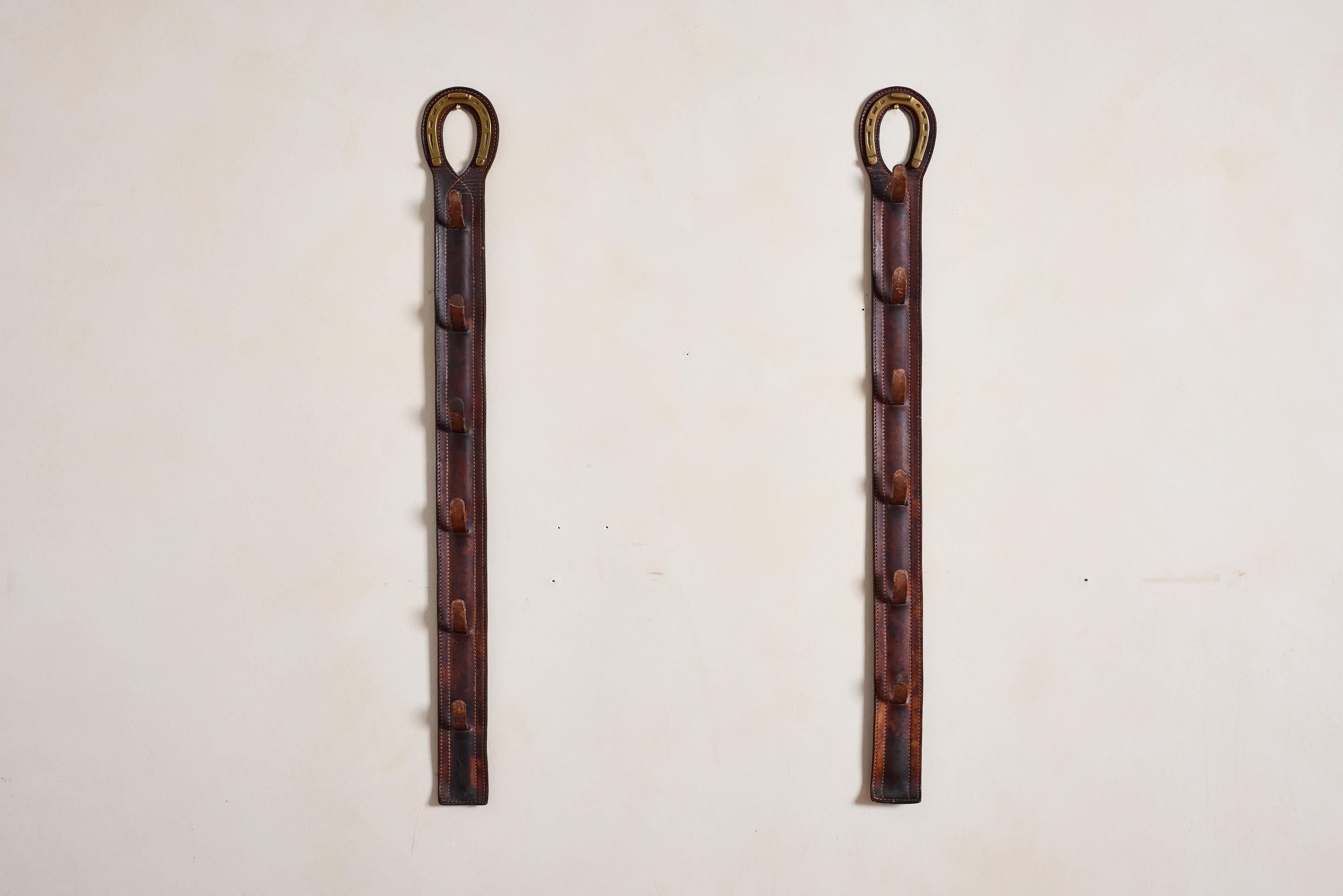 Perchero ecuestre de piel de silla de Jacques Adnet

Herradura de latón y hermosa pátina de cuero desgastado con las características costuras de contraste.

Francia, años 40

  