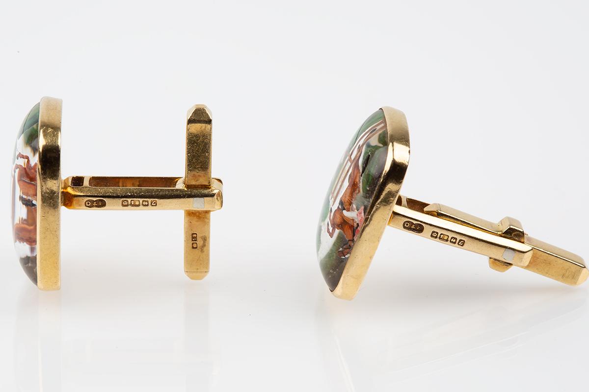 Equestrian Cufflinks of a Hunting Scene in Crystal Mounted in Gold English, 1960 For Sale 2