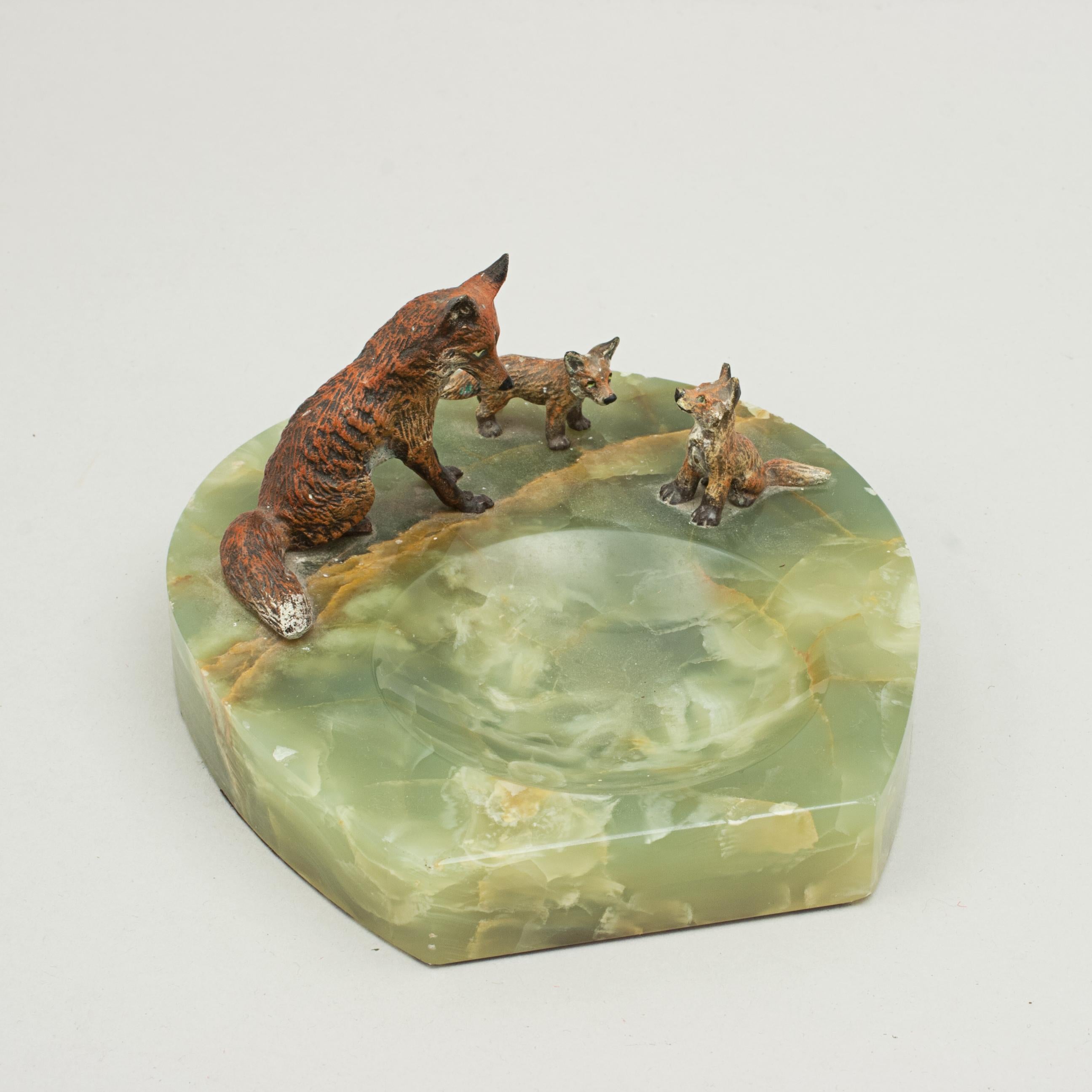 Antique Austrian fox desk piece, ash tray, pin tray
Austrian/Vienna cold painted bronze fox and her two cubs mounted on green onyx base. The horse shoe shaped base with original baize bottom.
A very attractive, unusual collectable.