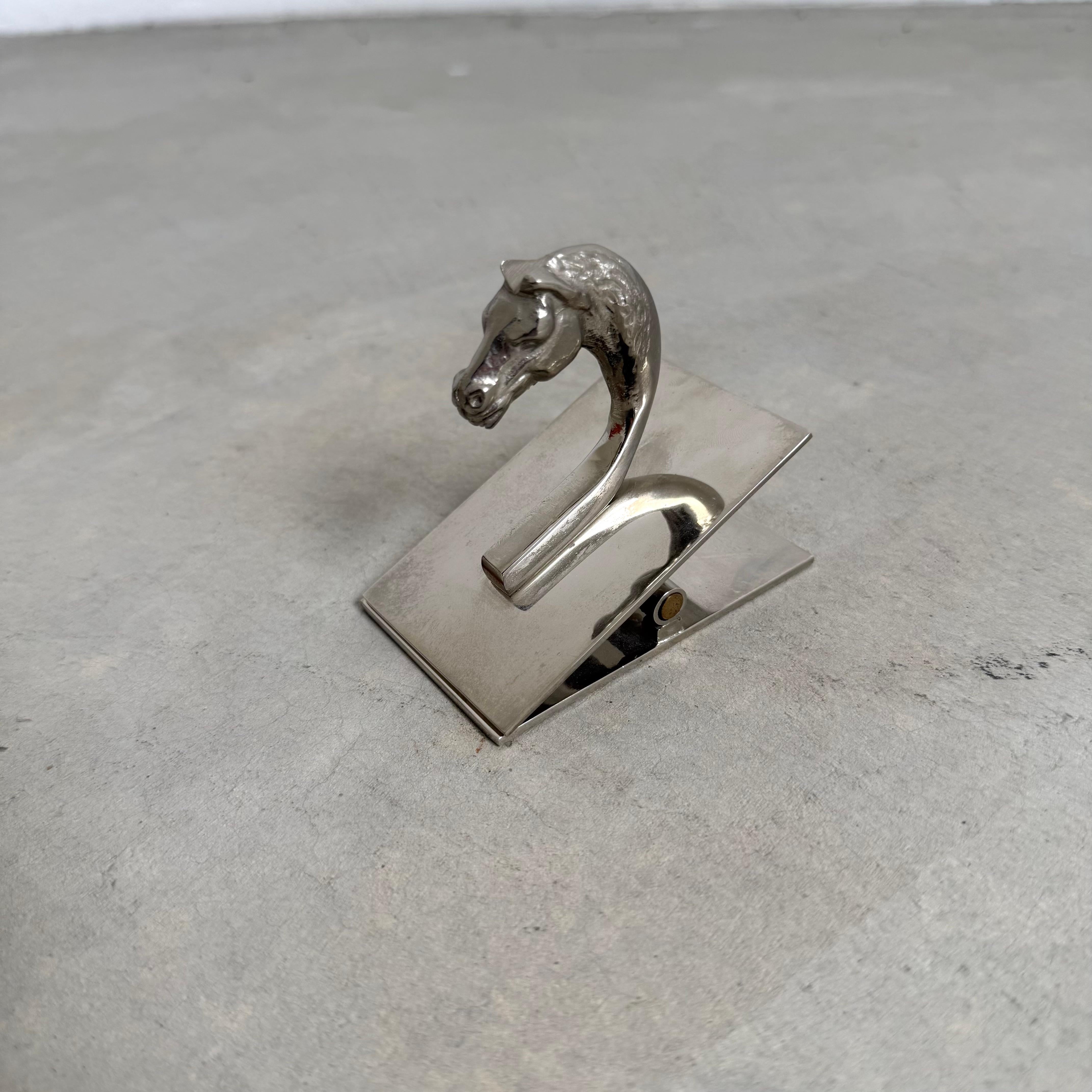 Importante sujetapapeles con un detallado mango en forma de cabeza de caballo de metal macizo. Pátina ligera en la plata. Gran escala con un buen peso. Sólo hay uno disponible. Hermosa pieza de sobremesa. Tenemos el mismo clip exacto estampado por