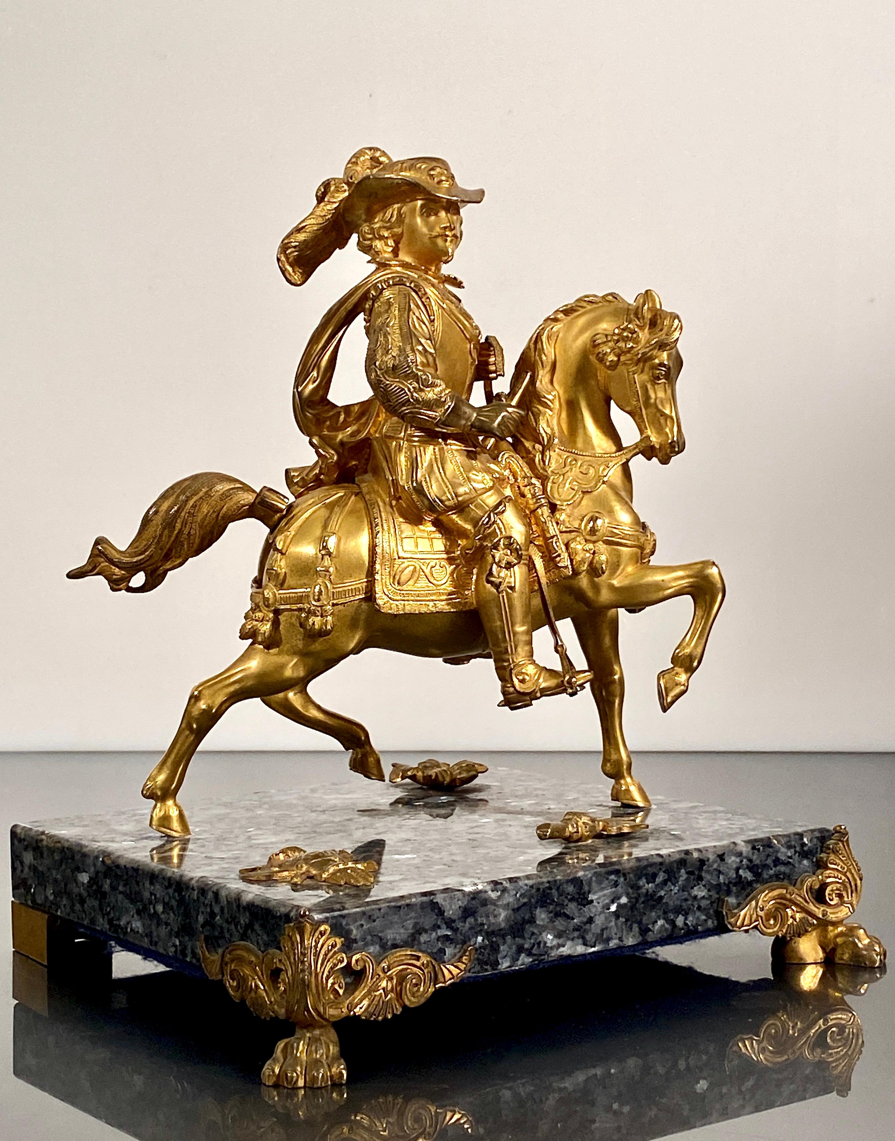 Statuetta equestre in bronzo dorato e ormolu di L. Charles a cavallo

Un bronzo dorato con patina dorata originale raffigurante Charles I° che regge il suo bastone a cavallo, vestito con calzoni a sottoveste, stivali di cuoio e ampio cappello da