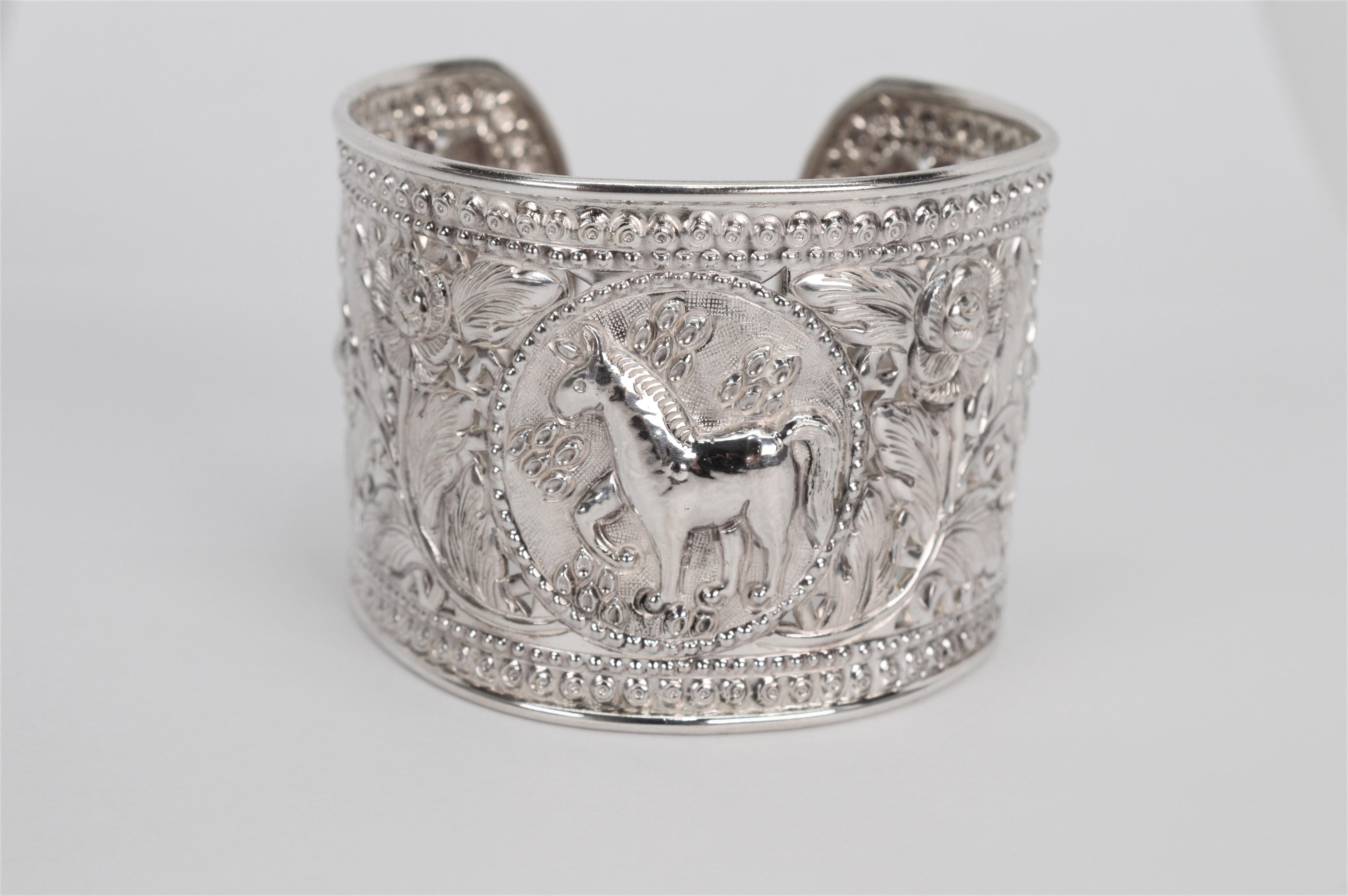 English rose trails the featured stallion on this die struck .925 sterling silver equestrian themed wide cuff bracelet. The impressive detail and generous two inch width make this vintage cuff an eclectic piece that will surely be noticed. Rolled