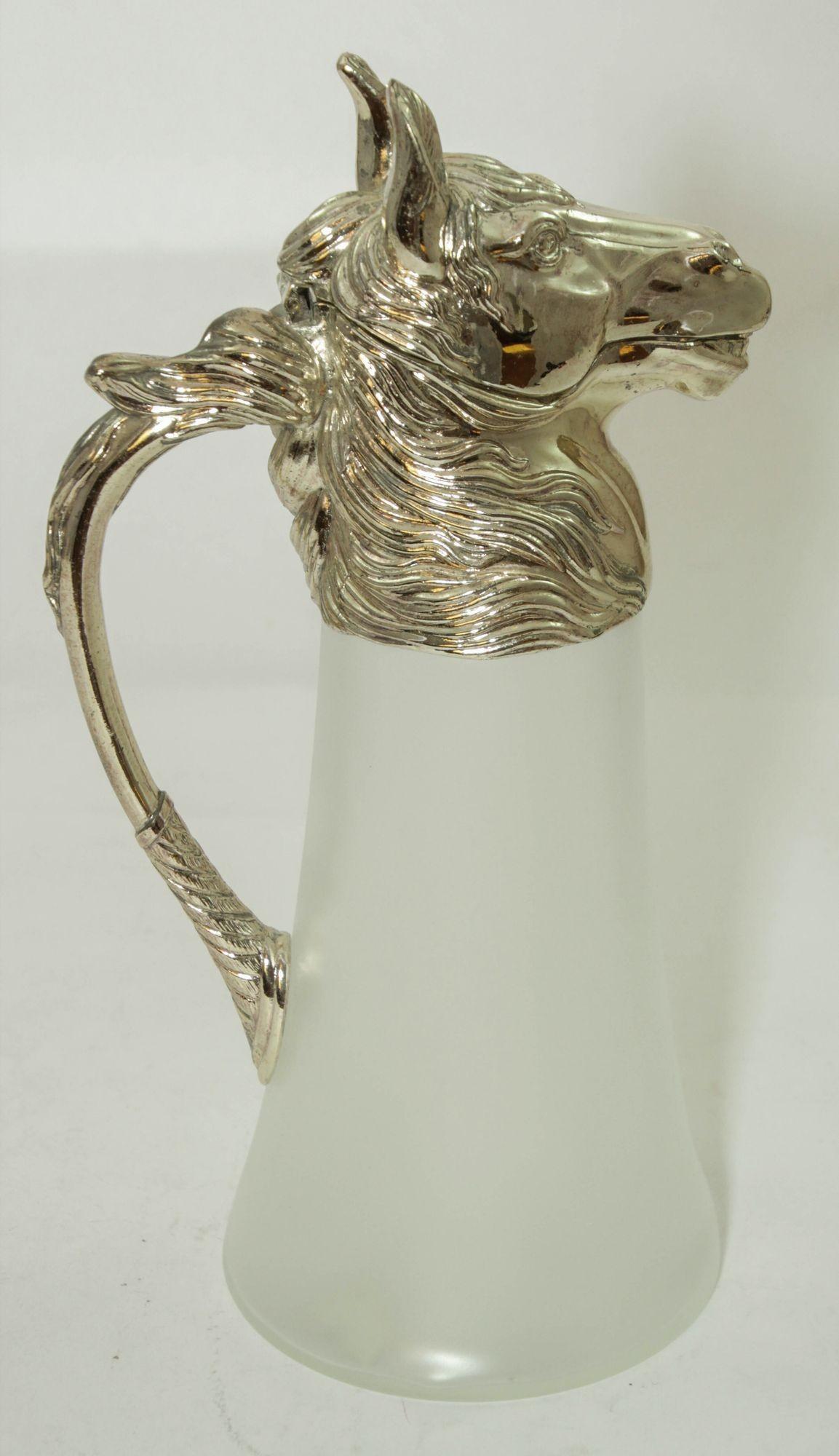 Jarra decantadora ecuestre de níquel plateado con cabeza de caballo y vidrio esmerilado.
Jarra vintage de los años 70 con cabeza de caballo bañada en alpaca que se abre tirando de las orejas hacia atrás.
La cabeza y la crin del caballo están