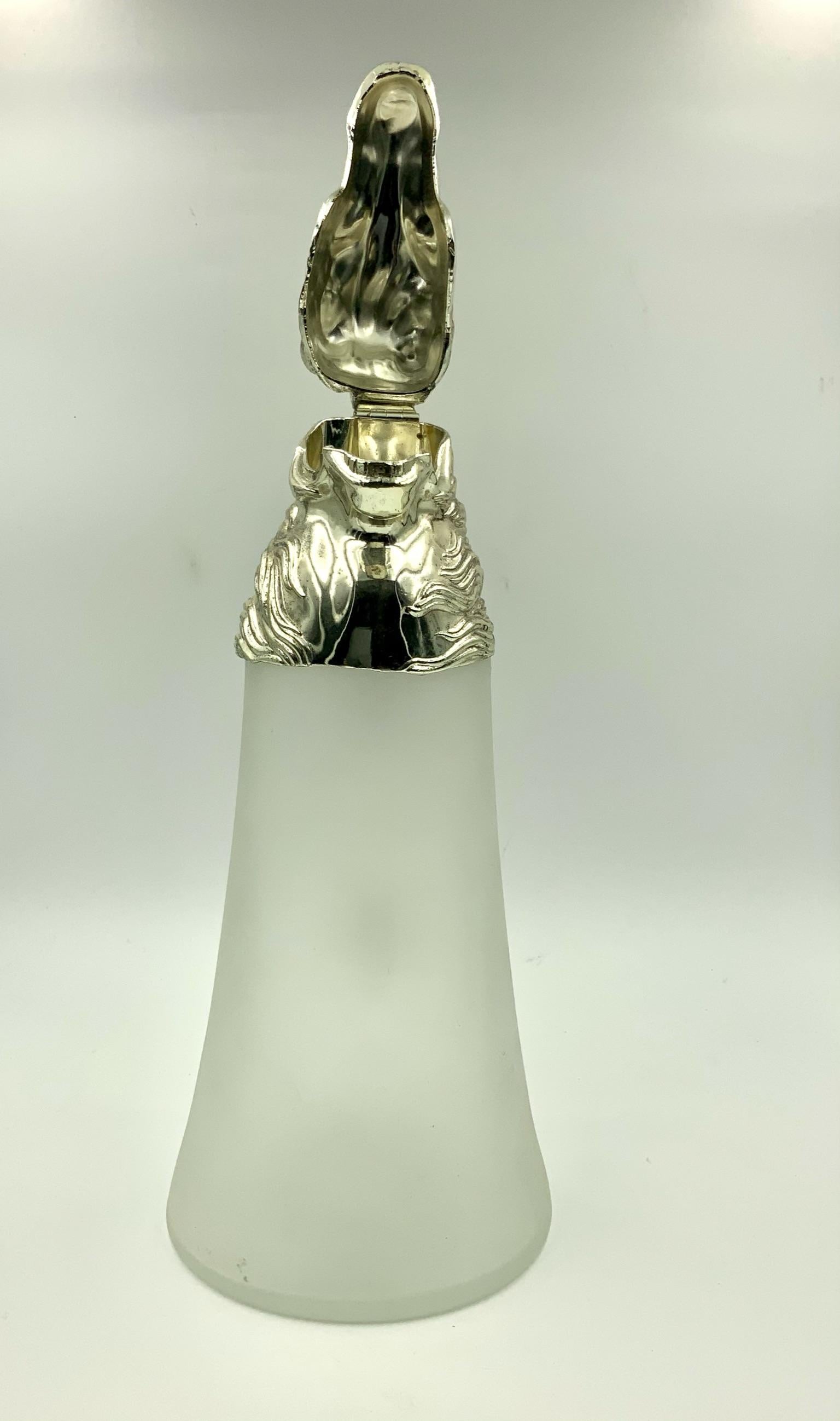 Brocca decanter equestre in nichel con testa di cavallo e vetro smerigliato In condizioni buone in vendita a Miami Beach, FL