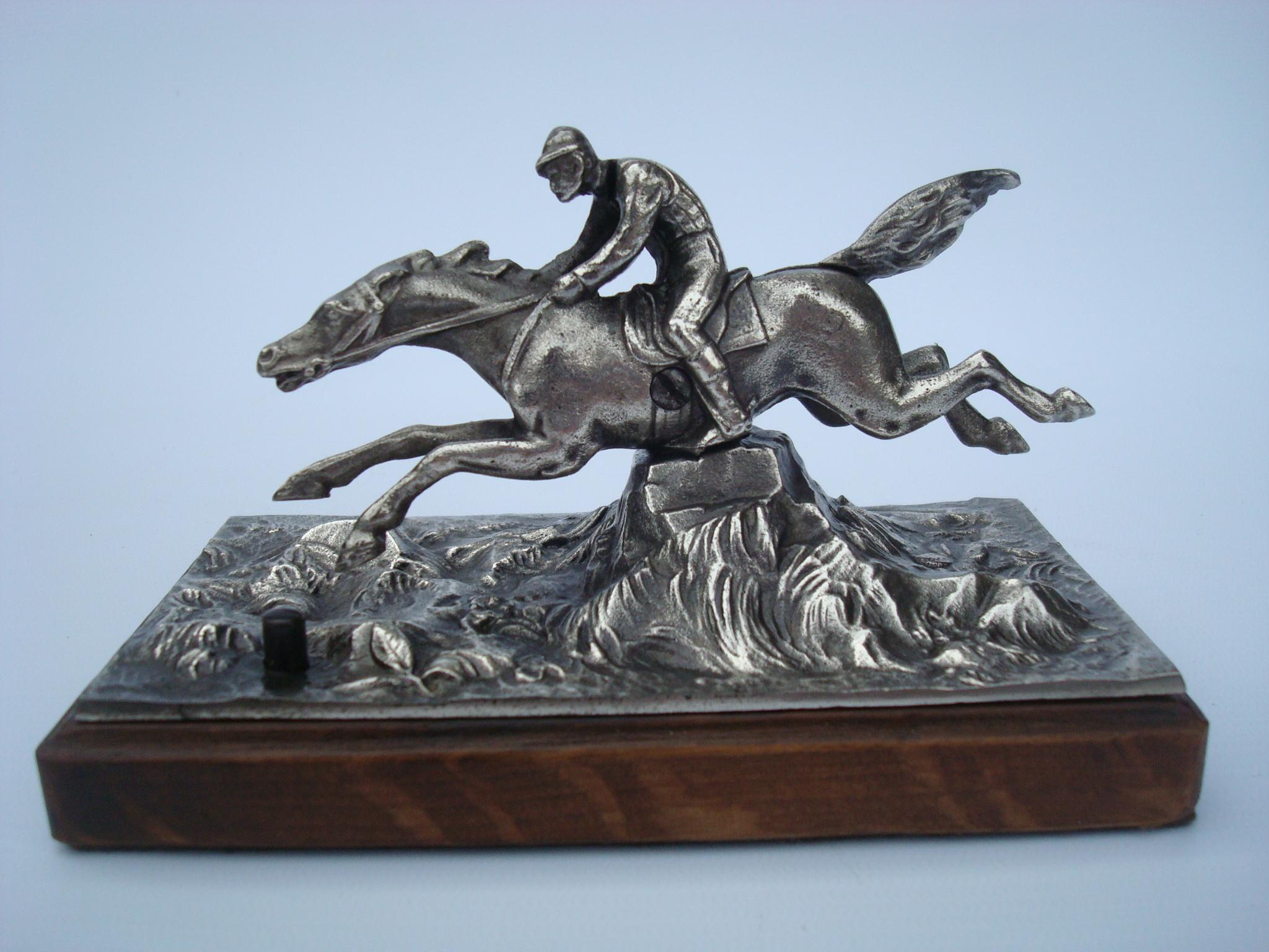 Equestrian silvered bronze table push bell.
Man riding a horse, or as soon in several british drawings, it can be a fox hunting scene. Classy way to signal your butler!
It has a wonderful presence.