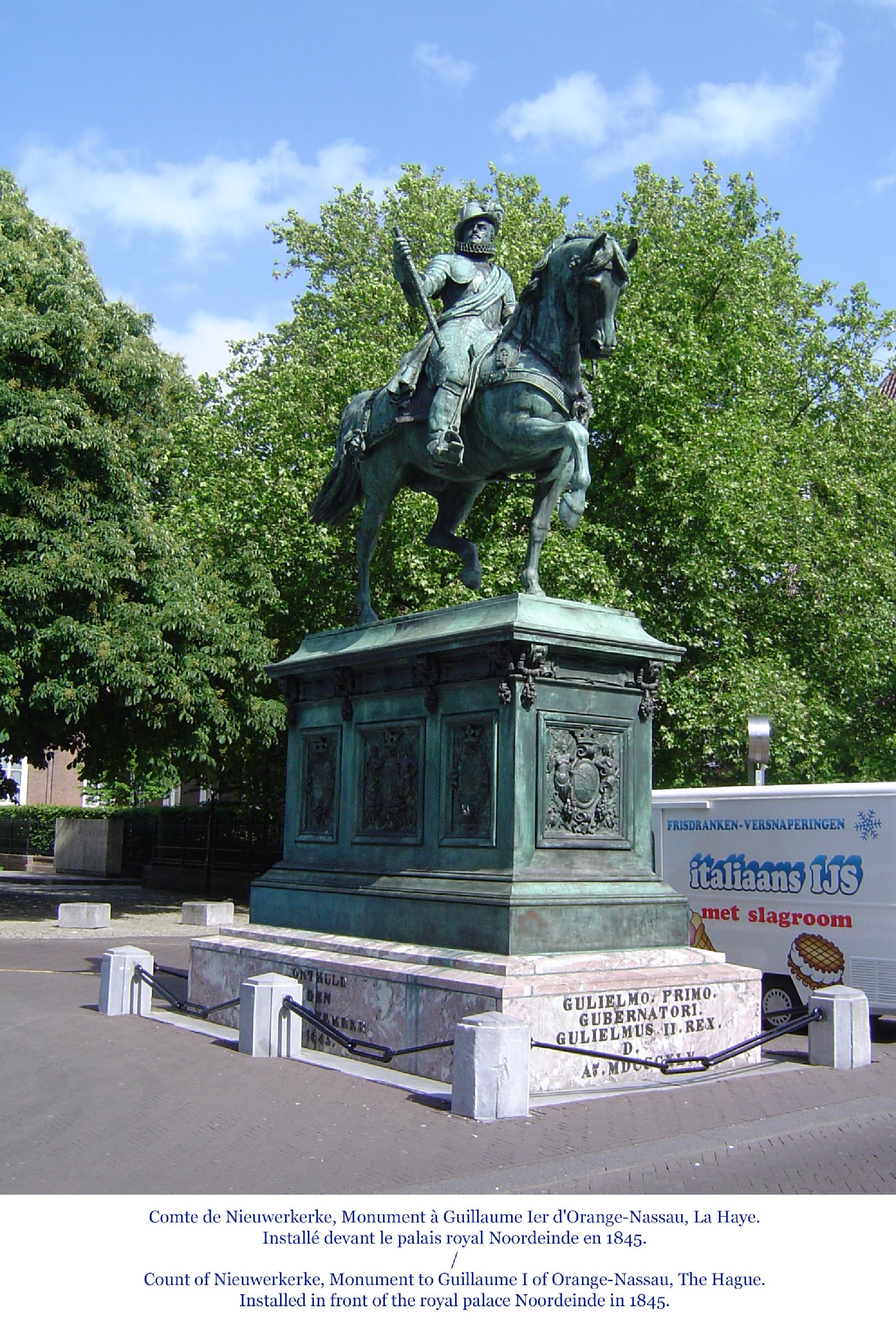 statue équestre de Guillaume Ier et deux candélabres avec halberdiers en vente 8