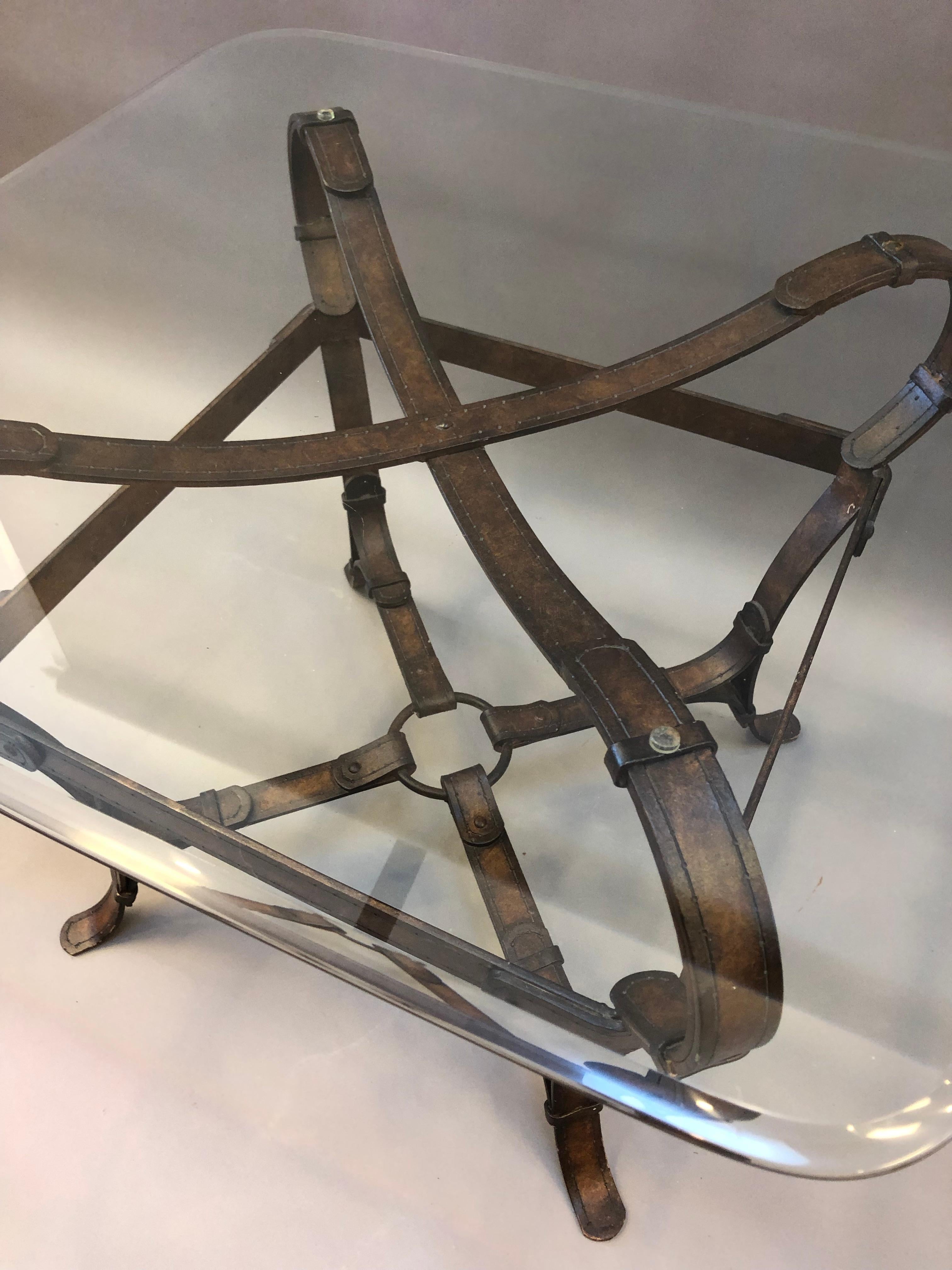 Beistelltisch aus Eisen und Glas im Pferdesport-Stil mit Kunstlederriemenfuß (Unbekannt)