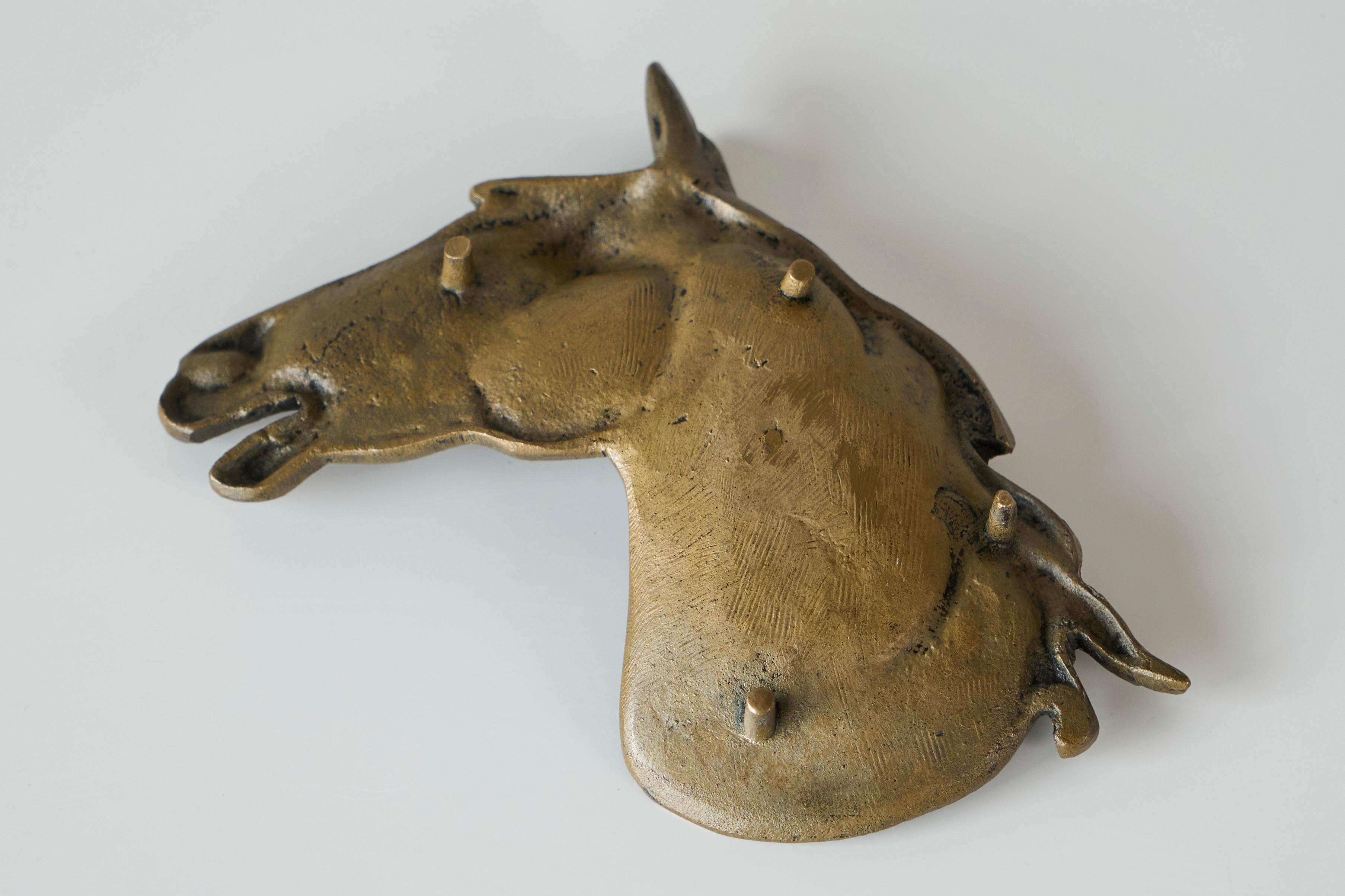 XX secolo Vide Pochette equestre in ottone fuso patinato sabbia 1960s in vendita