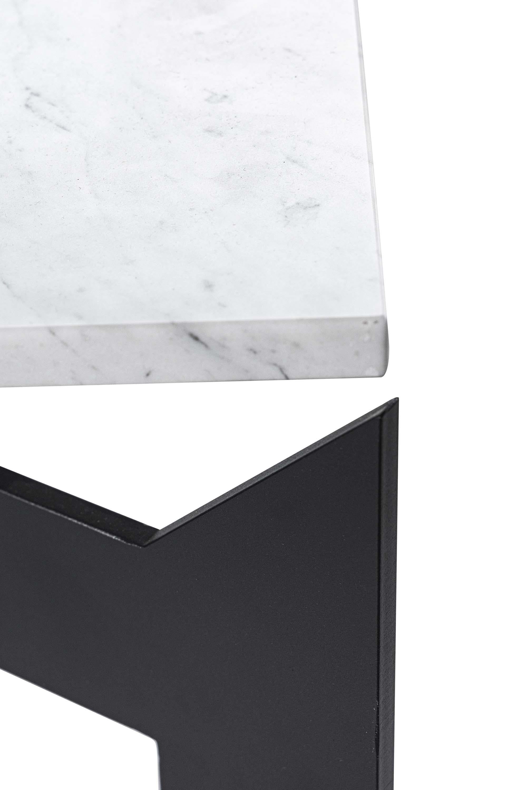 Il tavolino basso firmato dall’architetto Prot è un capolavoro di eleganza e leggerezza. La sua struttura in metallo verniciato è disegnata con linee essenziali e armoniose, che creano
l’illusione di sospensione. Il top in pregiato marmo di Carrara