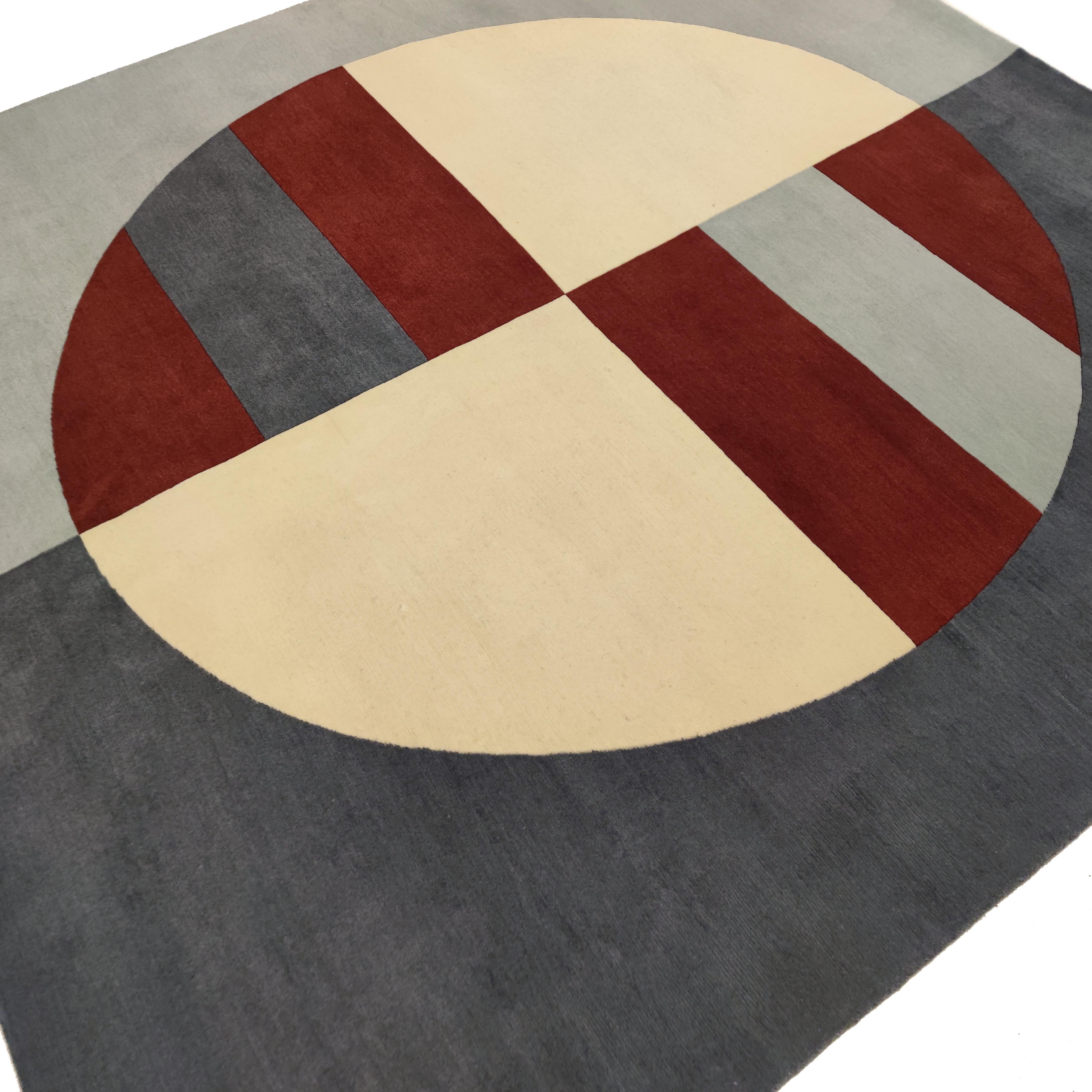 ‘Equilibrio’ is a prime example of Clara Bona’s first rug collection ‘Relazioni’. In her first venture into rug design, renowned Milanese architect Clara Bona employs geometric shapes combined with a rich palette, matched to create harmonious yet