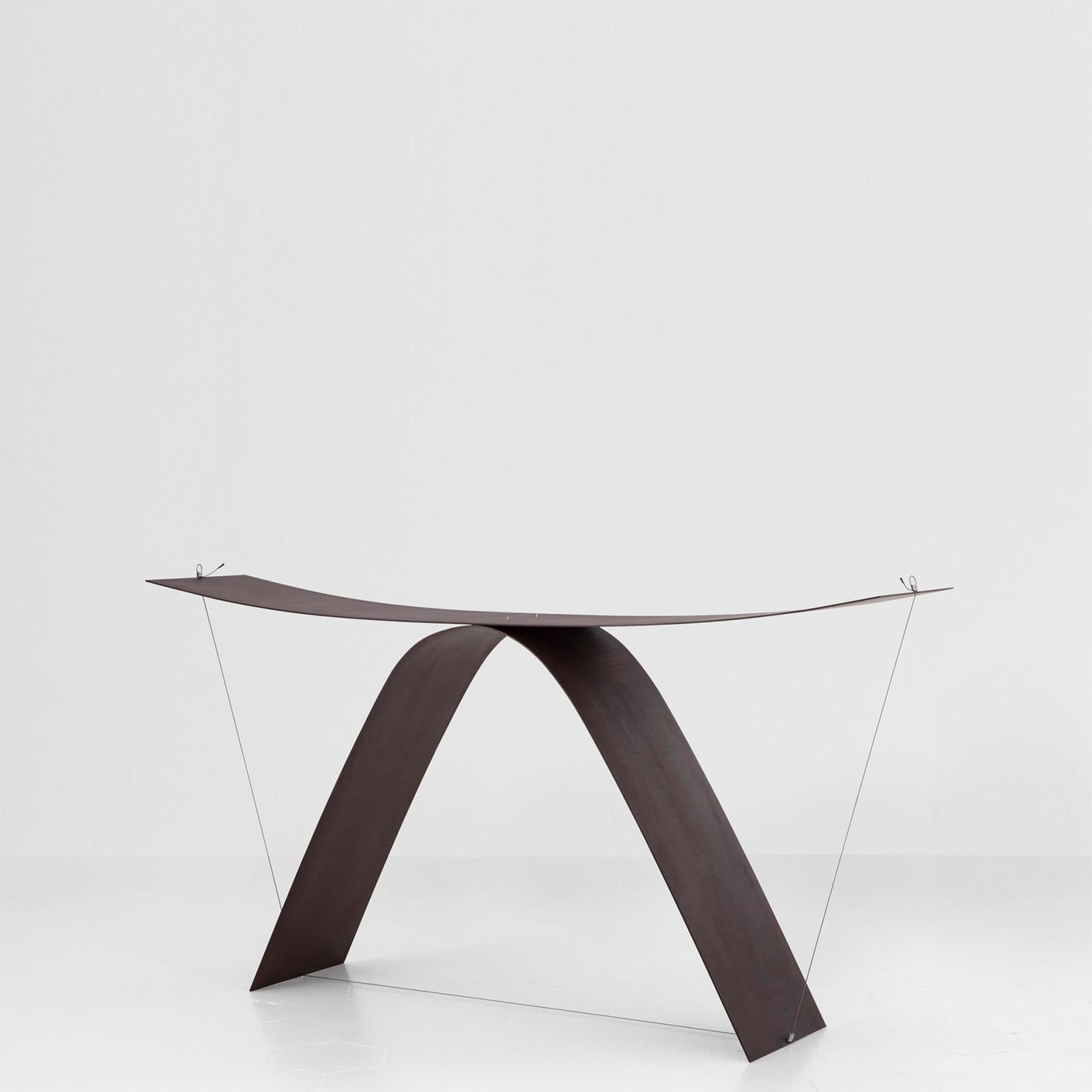 The Equilibrium console is characterized by the very Fine profiles of the two elements, which stay in balance thanks to a system of tension. The construction allows for the whole piece to be visually very light, appearing as thin as possible. The