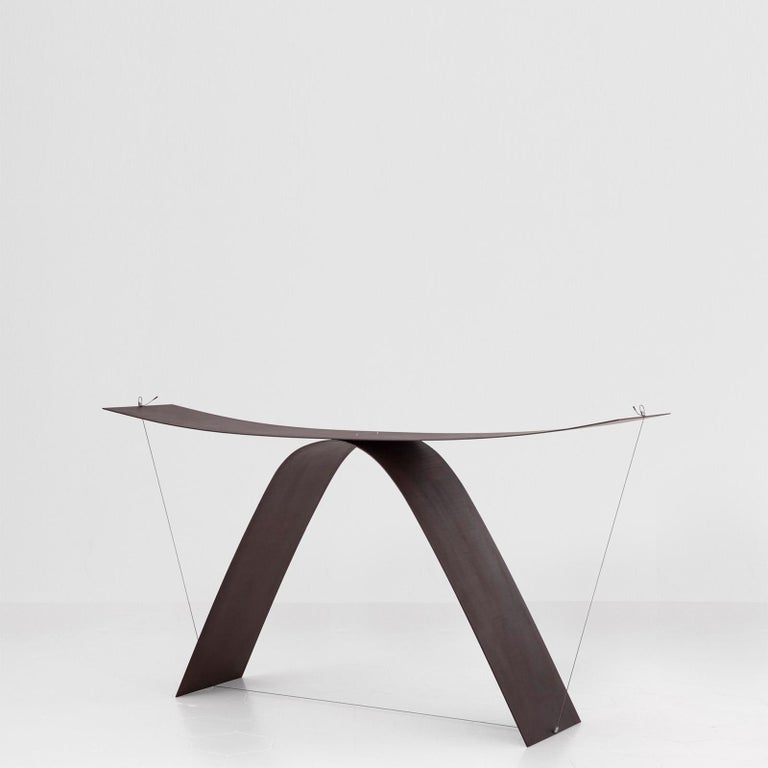 The Equilibrium console is characterized by the very Fine profiles of the two elements, which stay in balance thanks to a system of tension. The construction allows for the whole piece to be visually very light, appearing as thin as possible. The