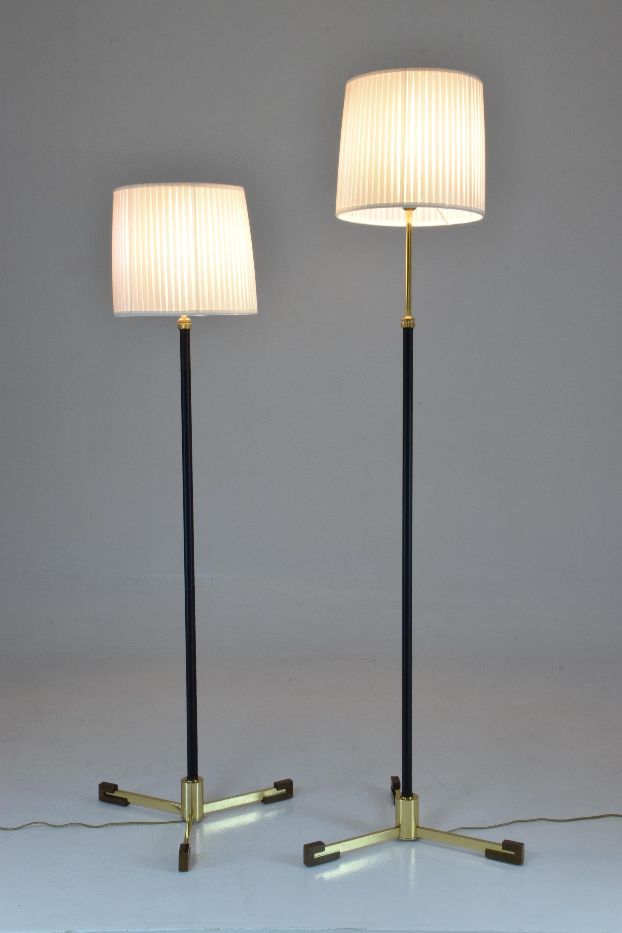 Français Lampadaire contemporain réglable Lao-F1 en cuir et laiton en vente