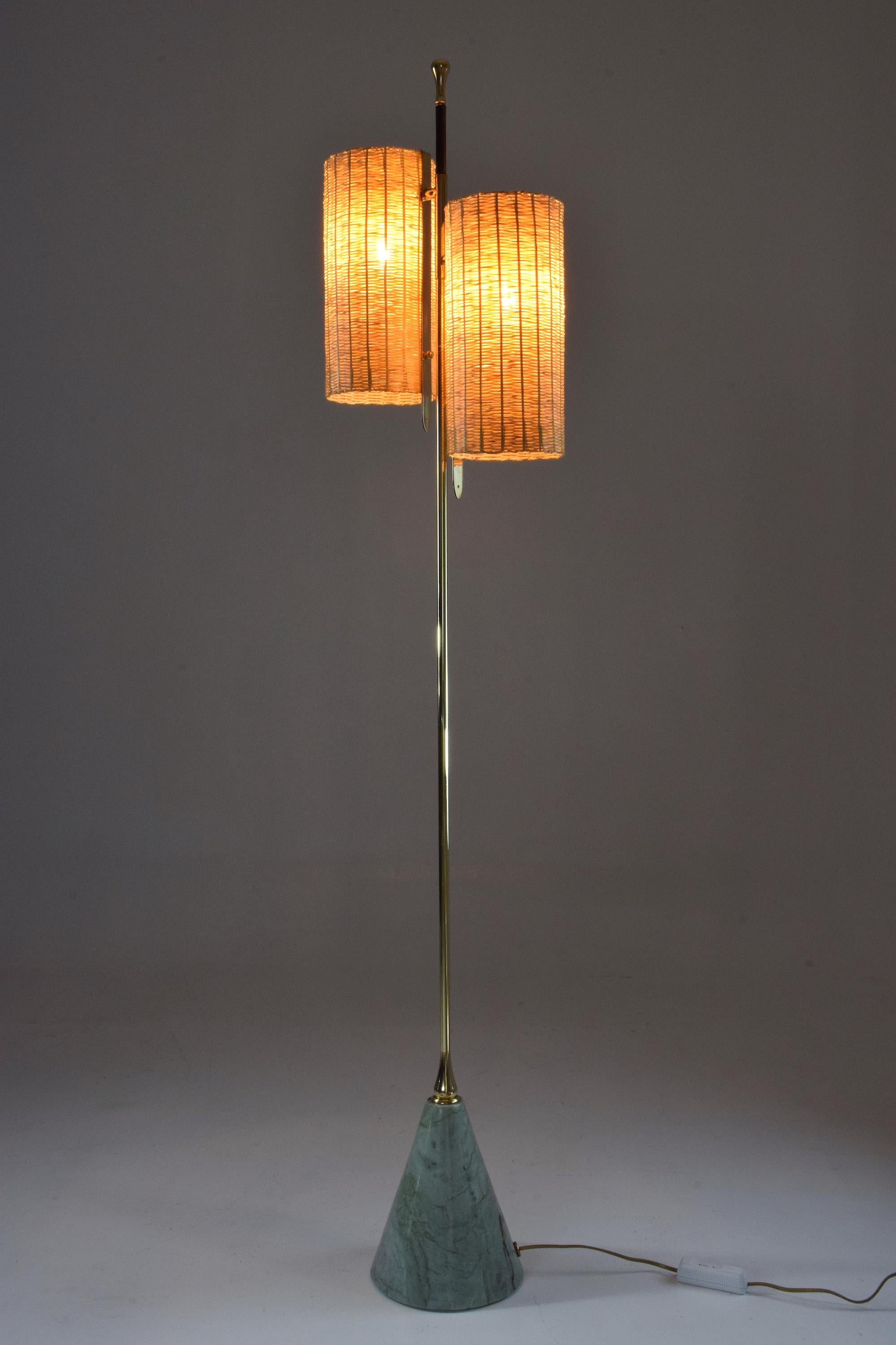 IDO.F2 Lámpara de pie contemporánea de mimbre y mármol, Colección Flow Moderno en venta