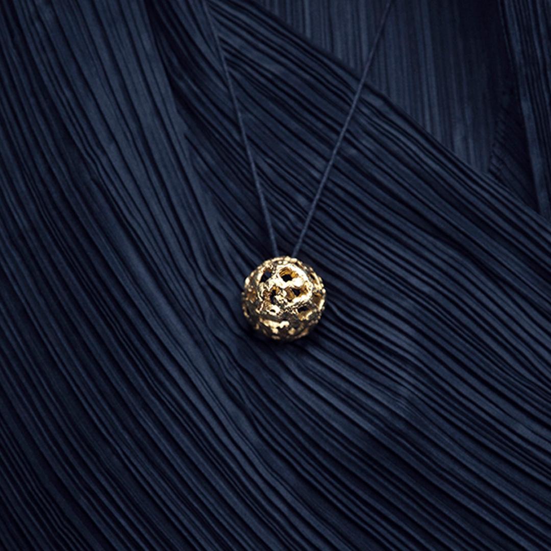 Collection inaugurale d'Alia bin Omair, Tears a marqué le début de l'aventure de la marque, qui met en scène la nature dans les bijoux. La collection se concentre sur les pépites d'encens - connues sous le nom de larmes de l'arbre - et présente des