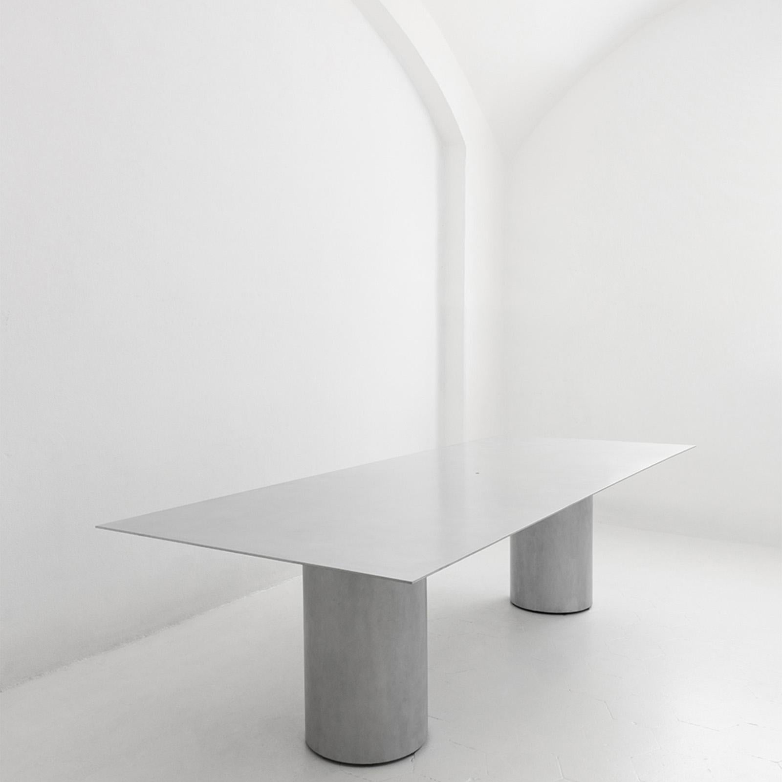 Das Hauptmerkmal des Tisches ist das Ergebnis seiner Konstruktion, so dass die Platte eine minimale Dicke von 6 mm, unter Ausnutzung der Qualitäten und Eigenschaften von Aluminium.

Materialien: Aluminium und rostfreier Stahl. Auflage: Rossana