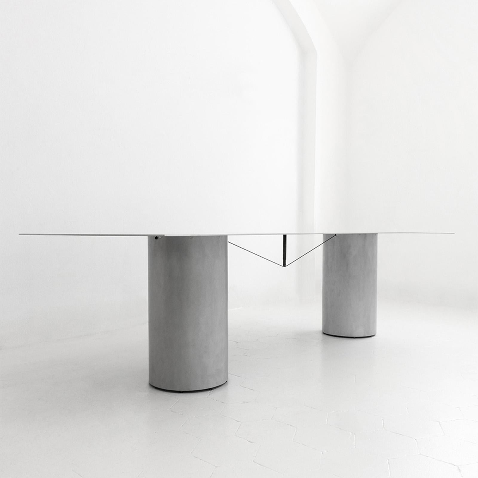 La característica principal de la mesa es el resultado de su construcción, que permite que el tablero tenga un grosor mínimo de 6 mm, aprovechando las cualidades y propiedades del aluminio.

Materiales: Aluminio y acero inoxidable. Edición: