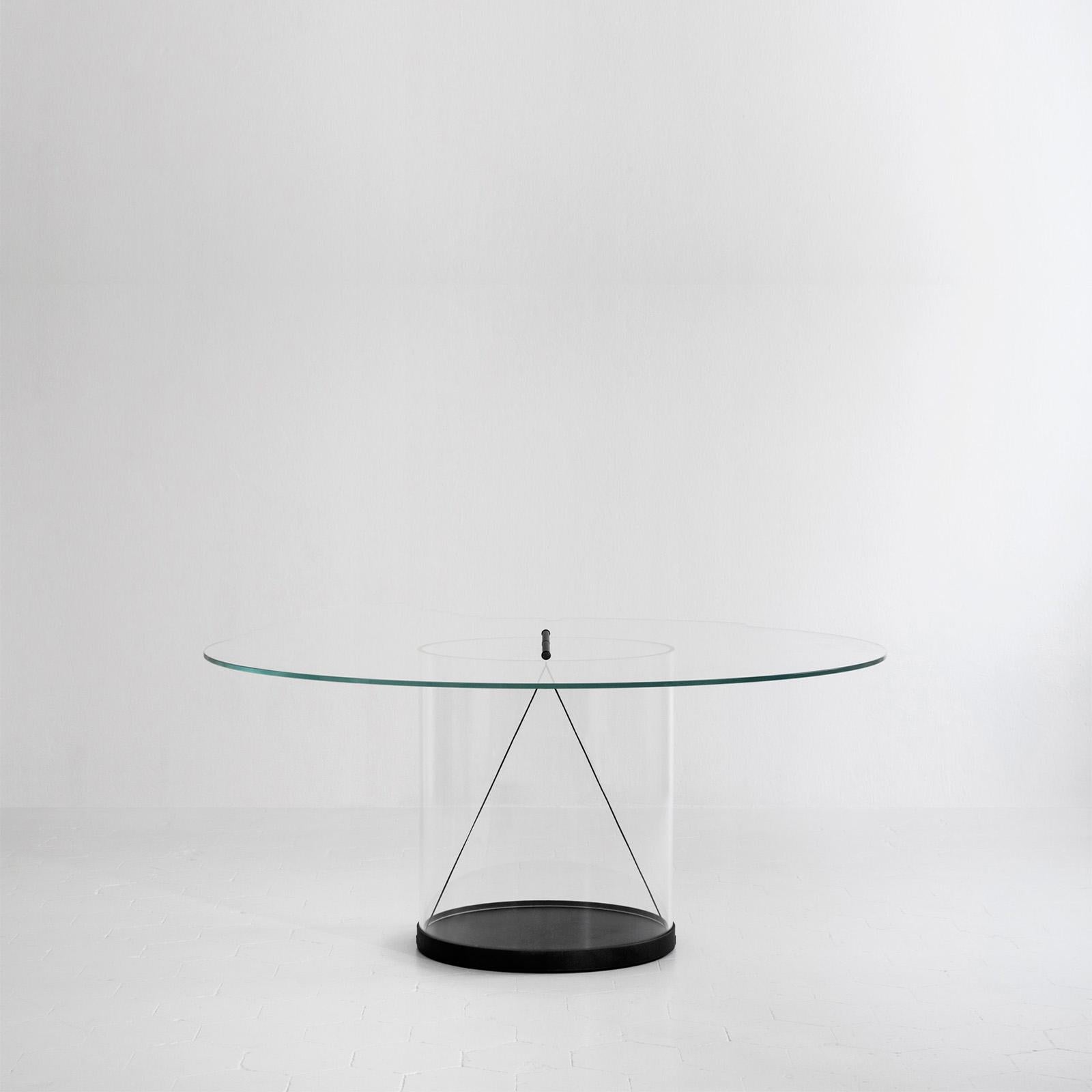 The core of the round table is represented by the transparency of its main elements: the acrylic cylinder and the glass top. This configuration aims to make the structure disappear, allowing the central geometry of the connection to stand out,
