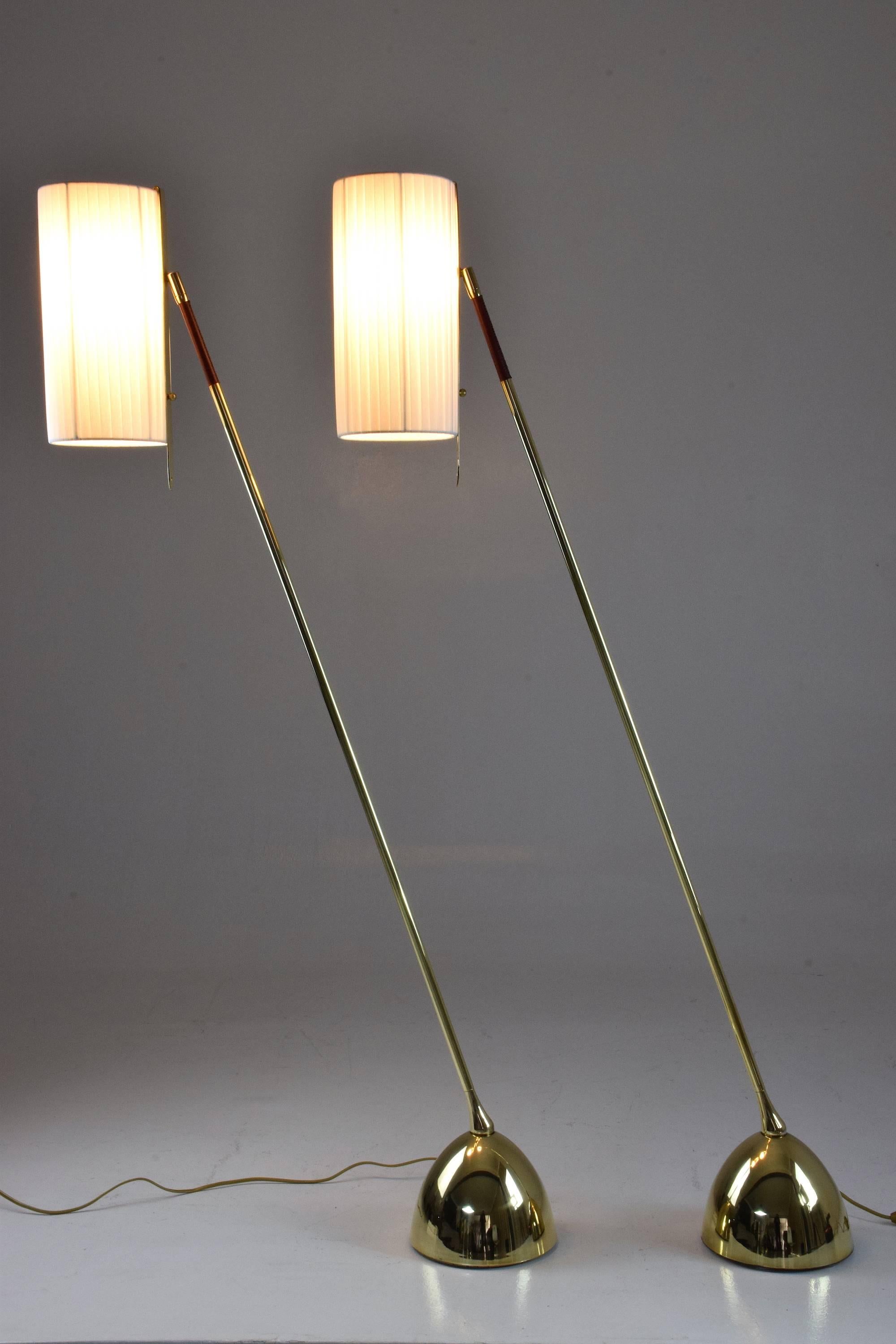 Lampadaire articulé à deux lumières F2 en laiton, Collection Flow en vente 7