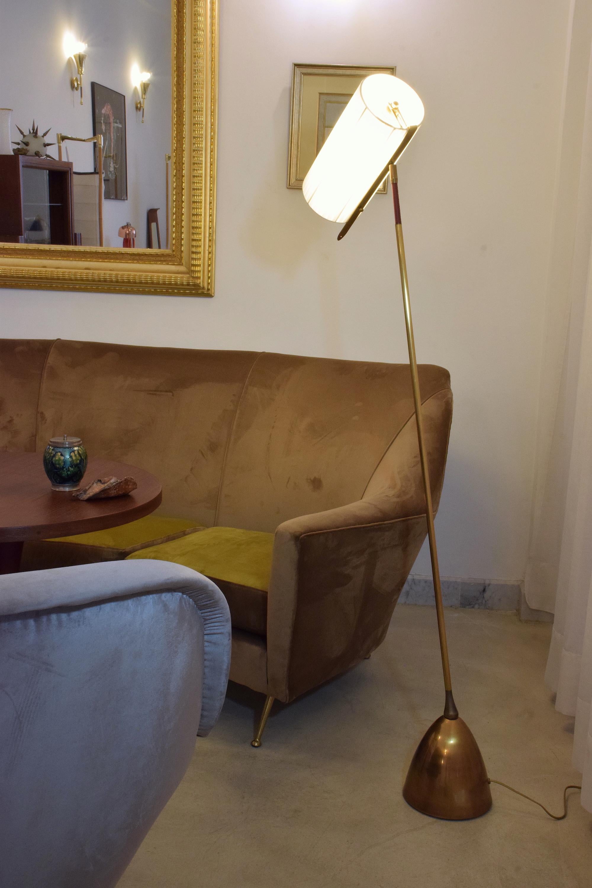 Lámpara de pie contemporánea de latón y cuero con pantalla plisada, De-light f2 en venta 9