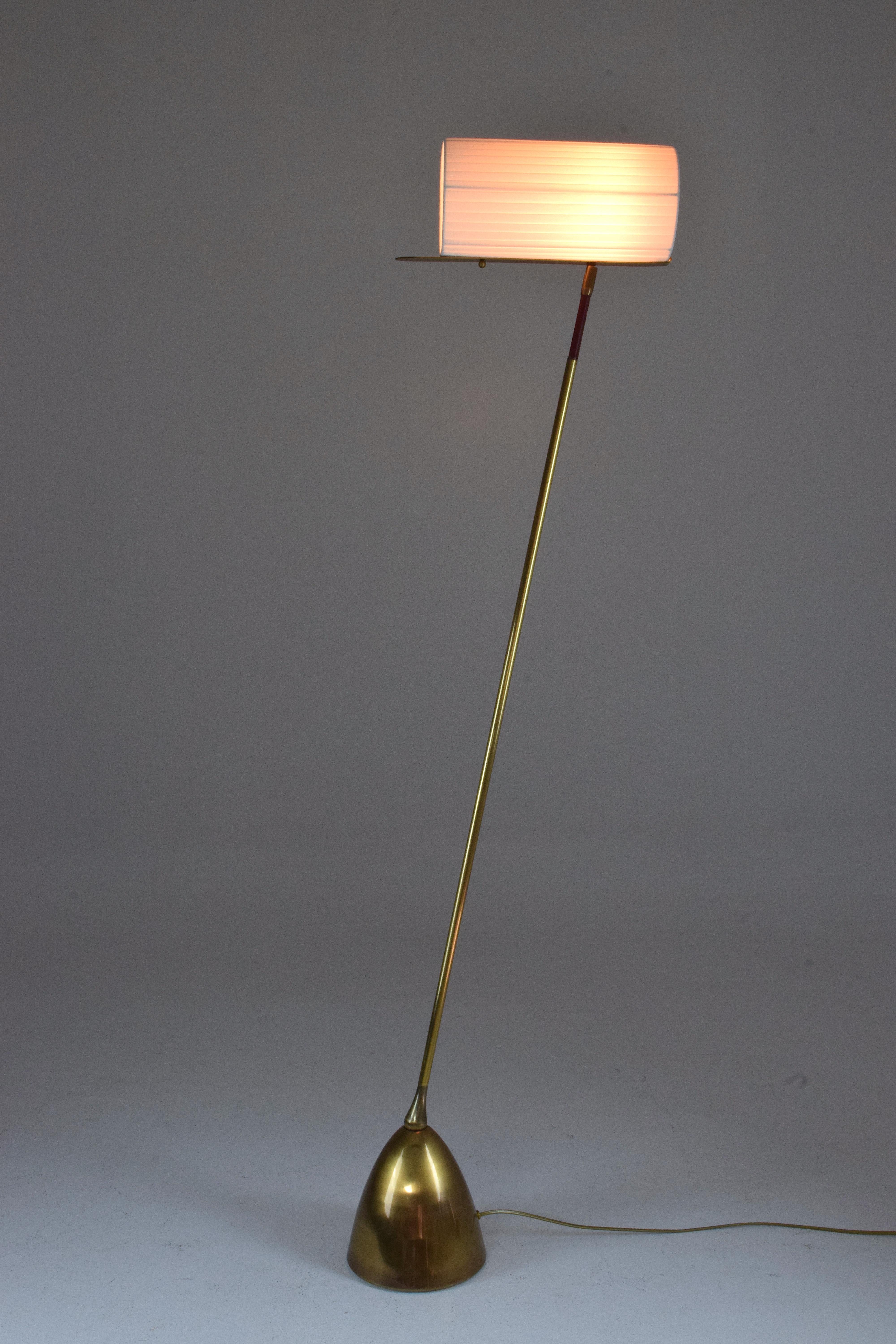 Lámpara de pie contemporánea de latón y cuero con pantalla plisada, De-light f2 en Nuevo estado para la venta en Paris, FR