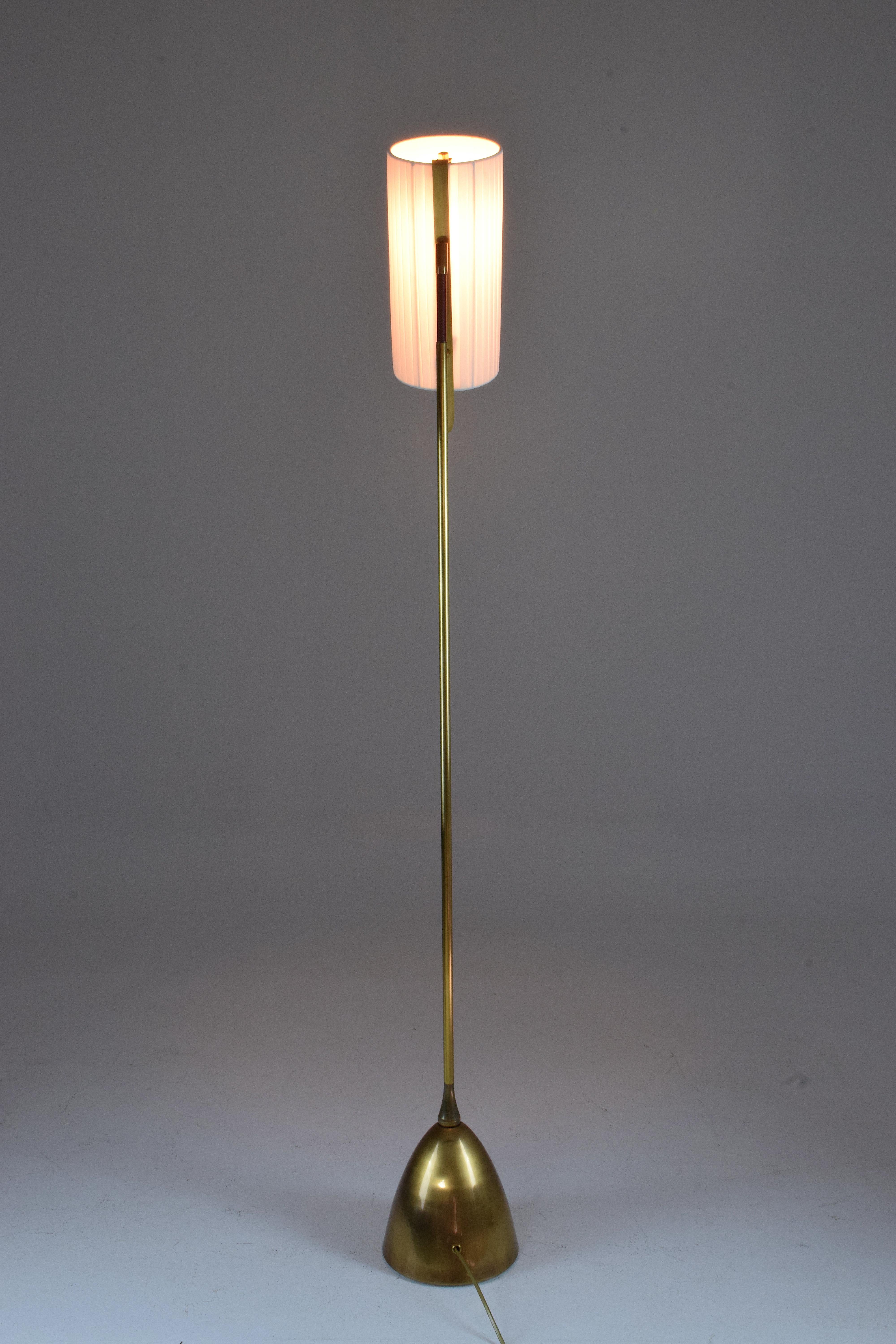 De-Light F2 Articulating Brass Floor Lamp, Flow Collection For Sale 2