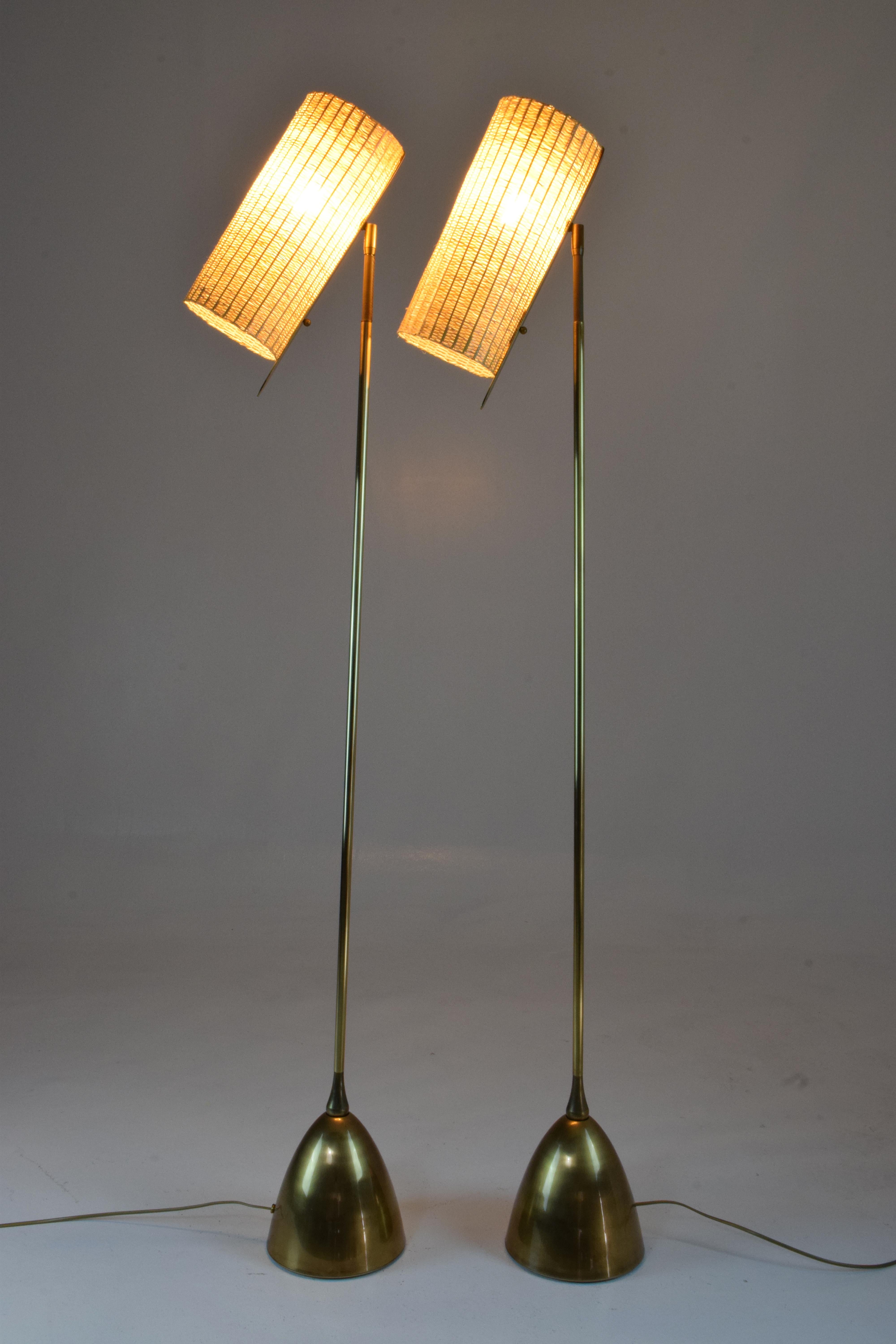 De-Light F2  Stehlampe aus Korbweide mit Gelenk aus Messing, Flow-Kollektion (Organische Moderne) im Angebot