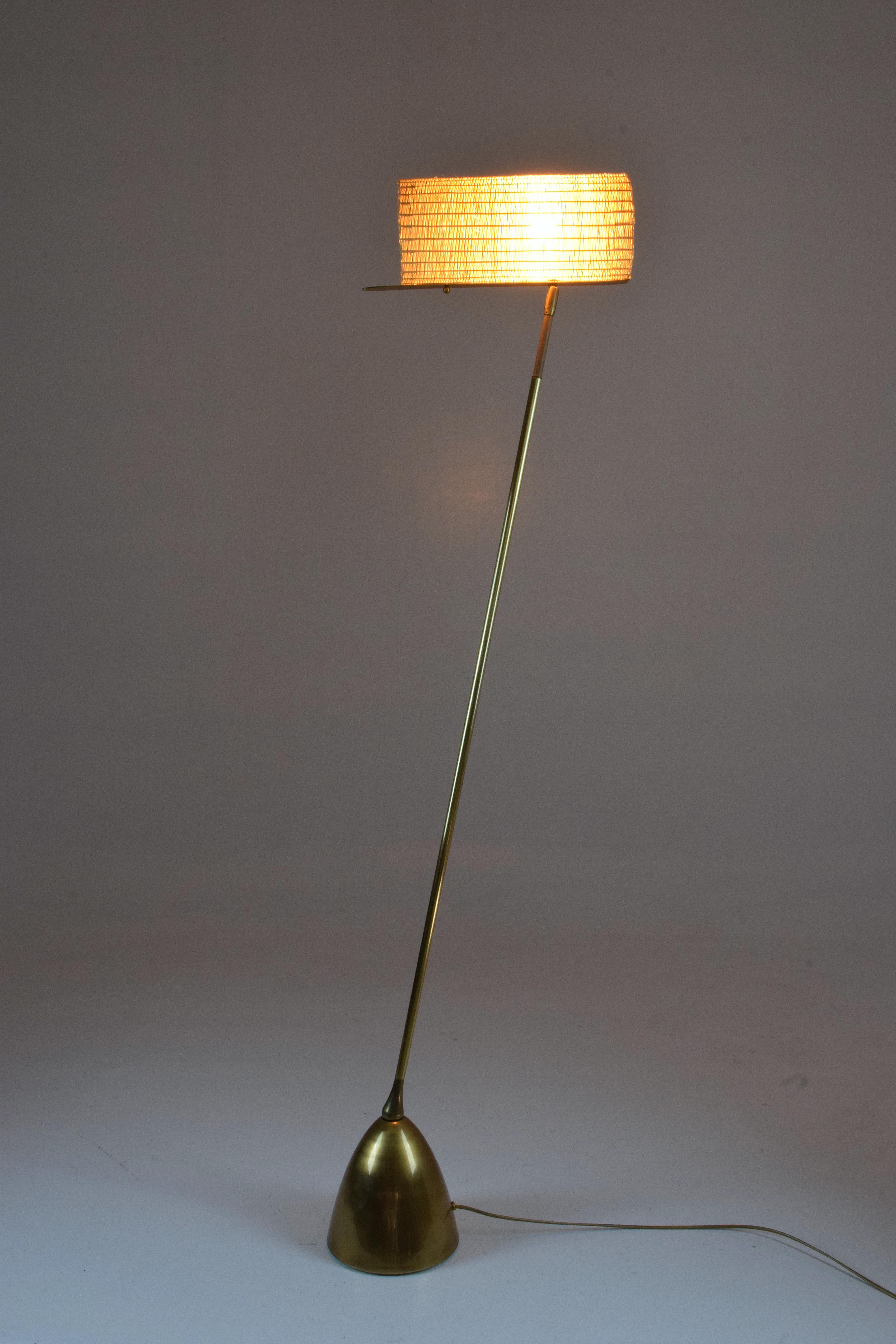 De-Light F2  Stehlampe aus Korbweide mit Gelenk aus Messing, Flow-Kollektion (Portugiesisch) im Angebot