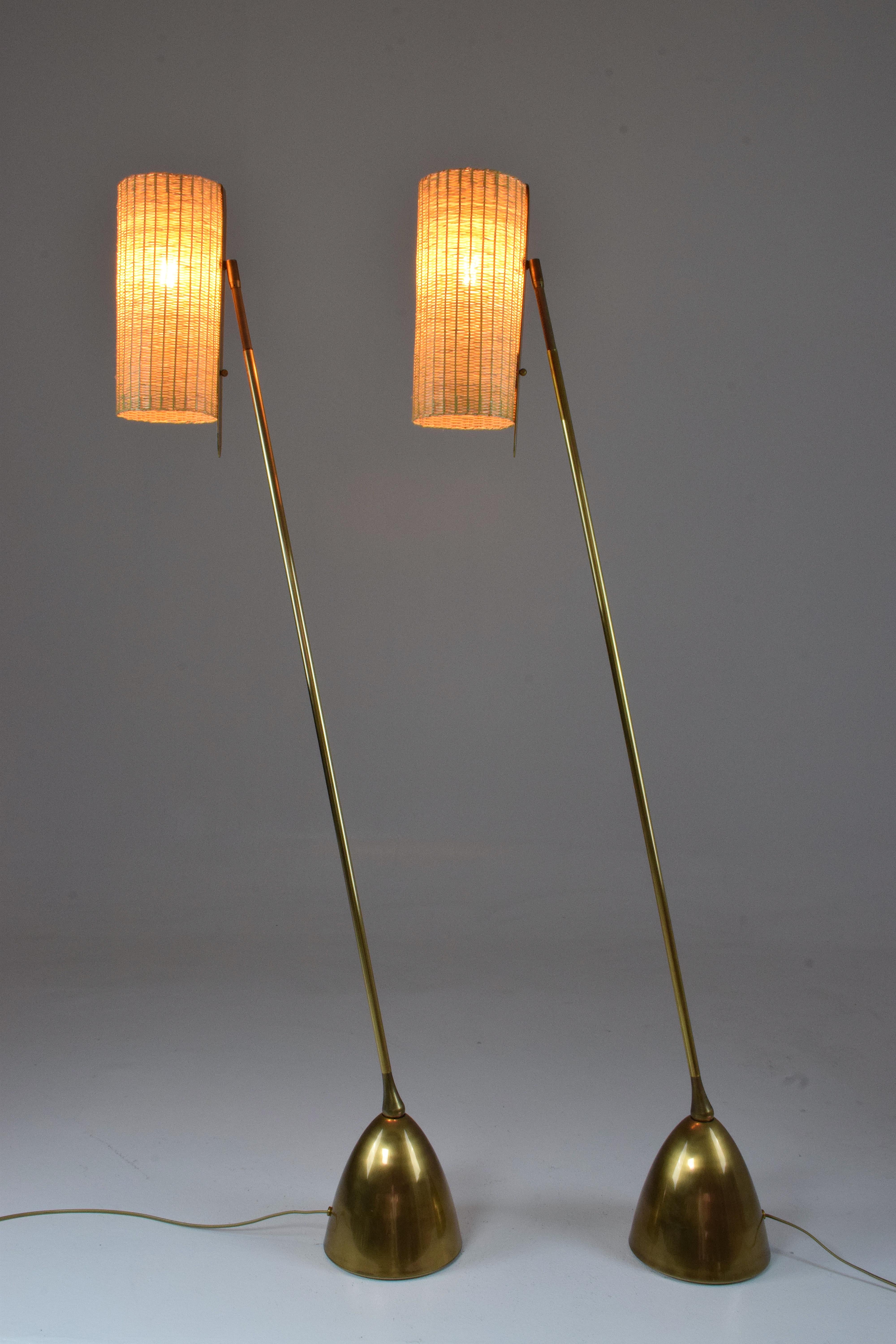 Le lampadaire De.Light F2 est doté d'une articulation en forme de poire qui permet un mouvement multidirectionnel. Le bras en laiton est orné d'un détail en cuir tressé à la main par des selliers qualifiés. L'abat-jour, disponible au choix en tissu