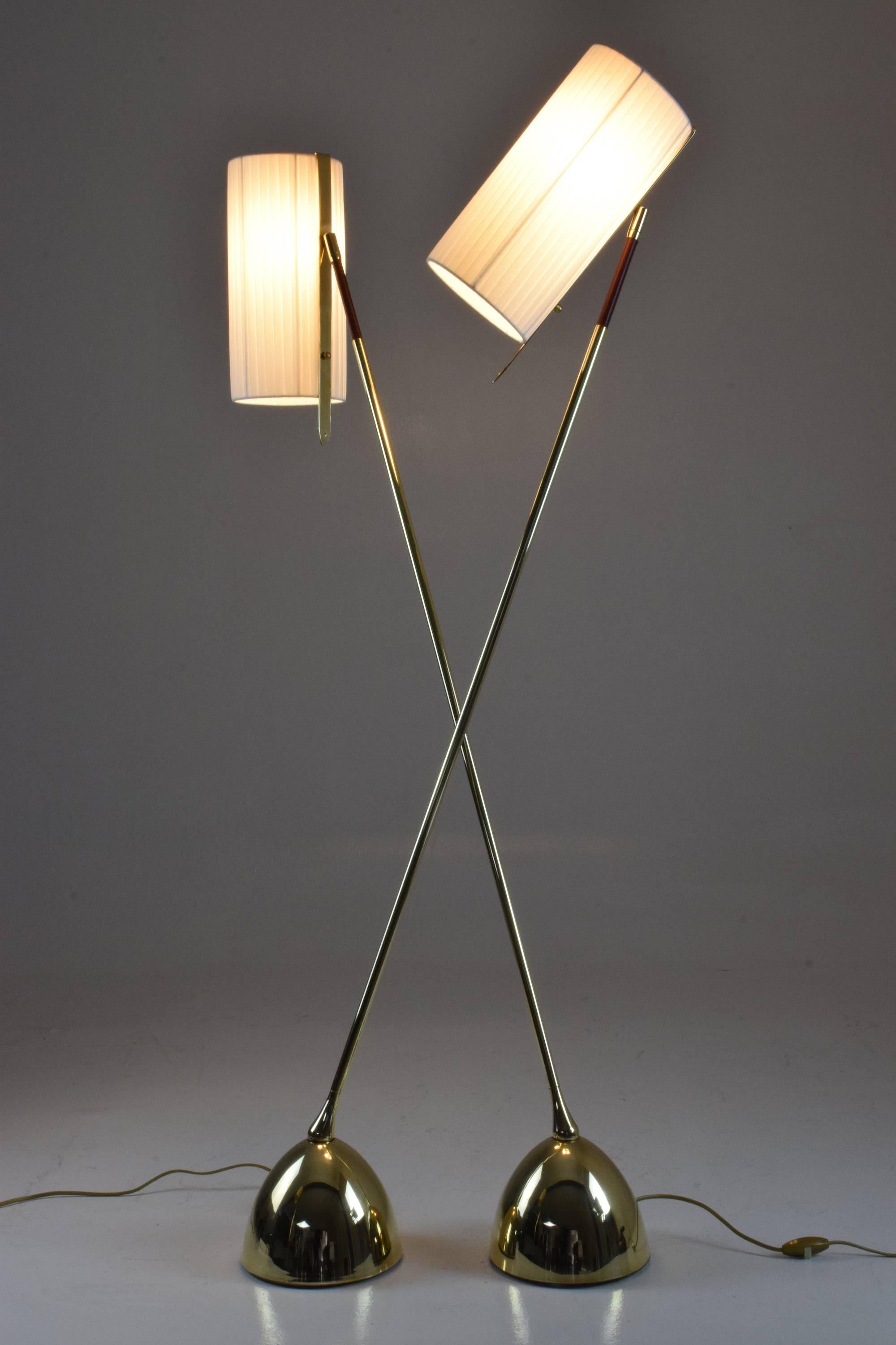 Equilibrium
When opposite forces are in total harmony 

Contemporary handcrafted floor lamp composed of a solid polished brass structure which rotates 360 degrees at the base with our signature pear shaped joint. The top is adorned with a hand
