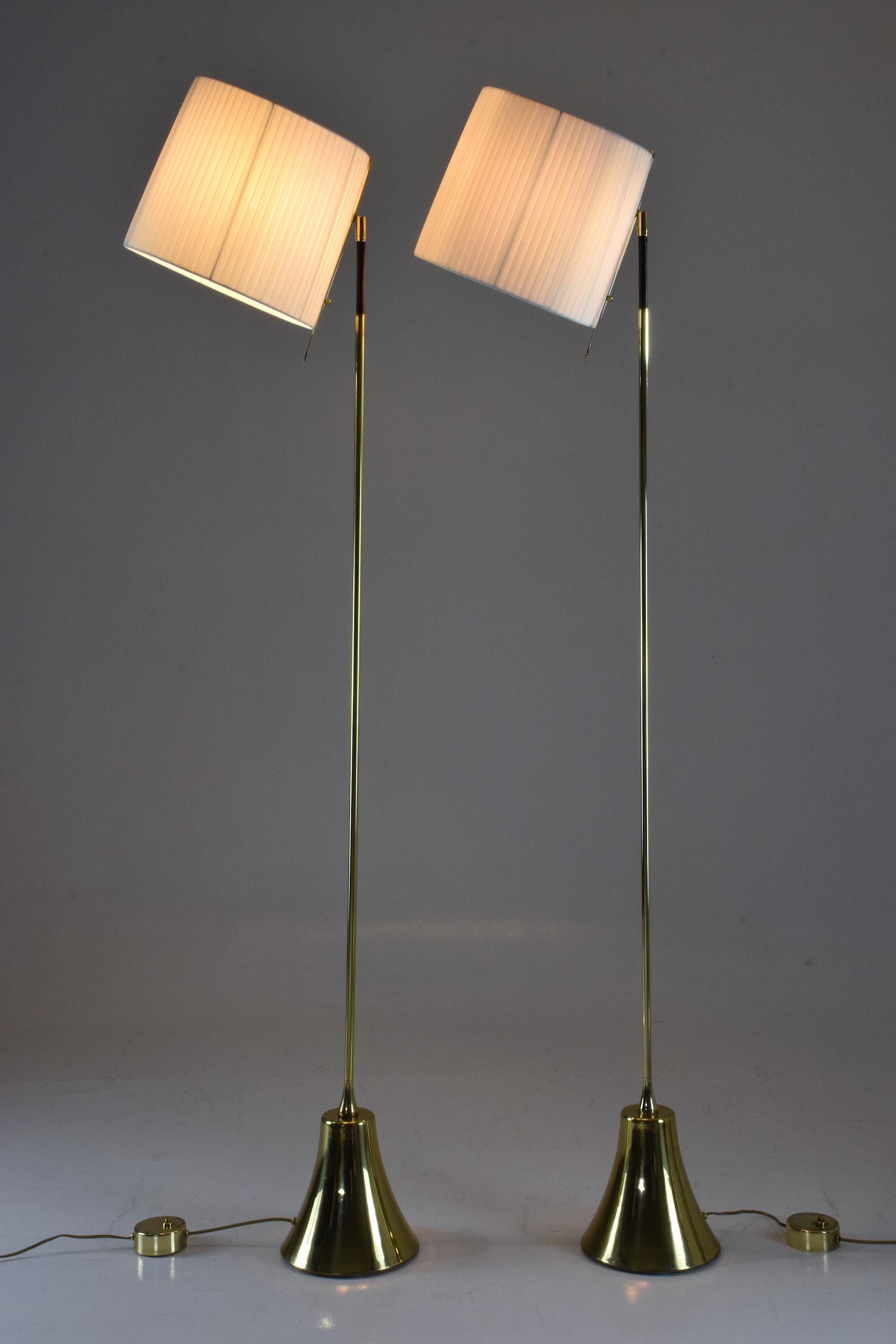 Equilibrium-VII Tall Brass Articulating Floor Lamp, Flow Collection (21. Jahrhundert und zeitgenössisch)