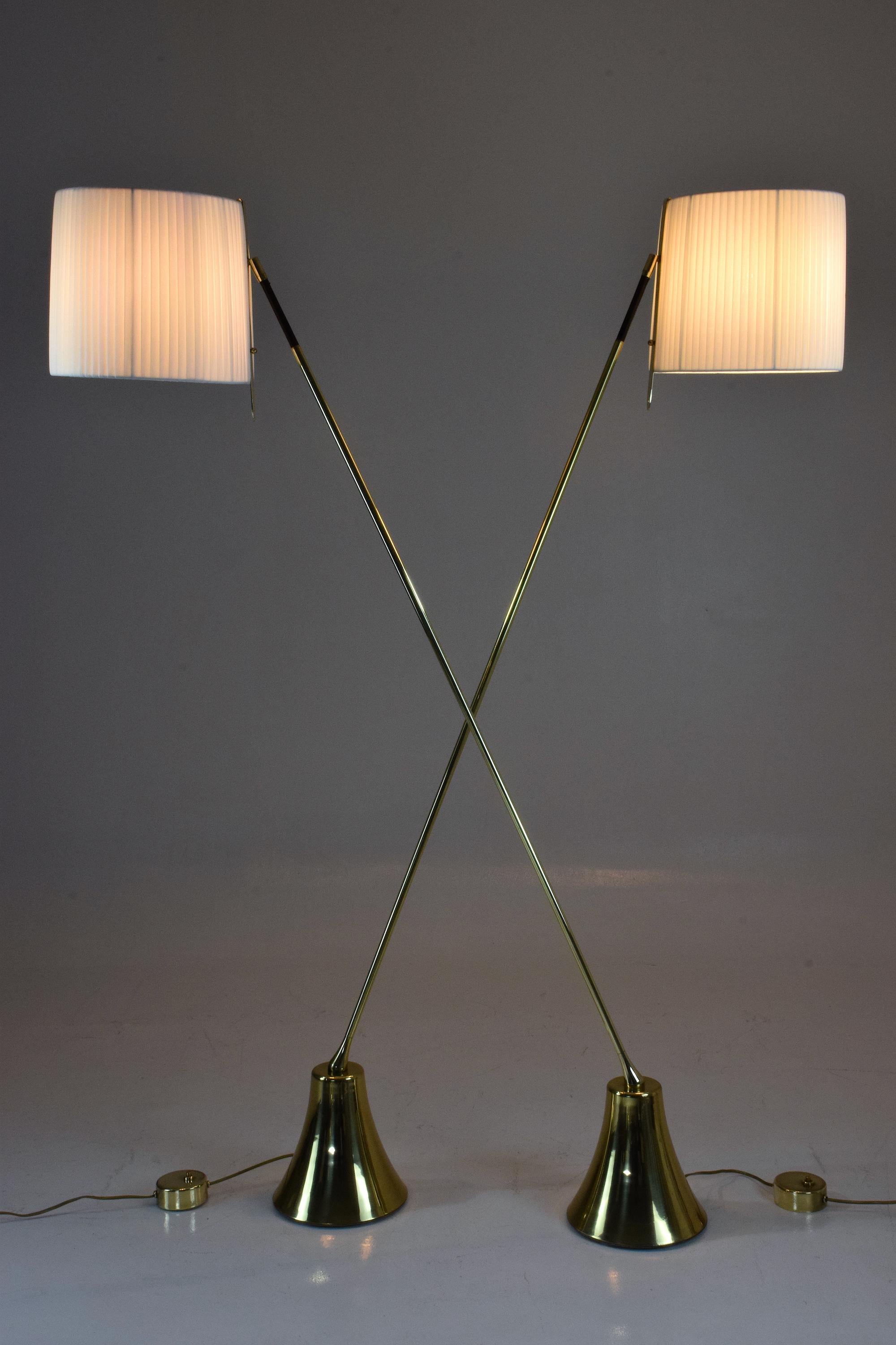 Equilibrium-VII Tall Brass Articulating Floor Lamp, Flow Collection (Messing)