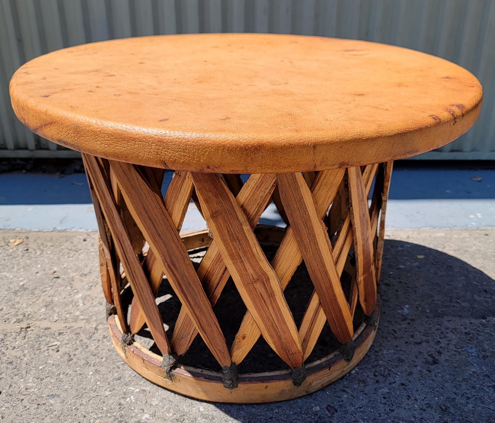 Cette table à plateau en cuir, fabriquée à la main par Condit, a une base en lattes de bois de cèdre et est en bon état.