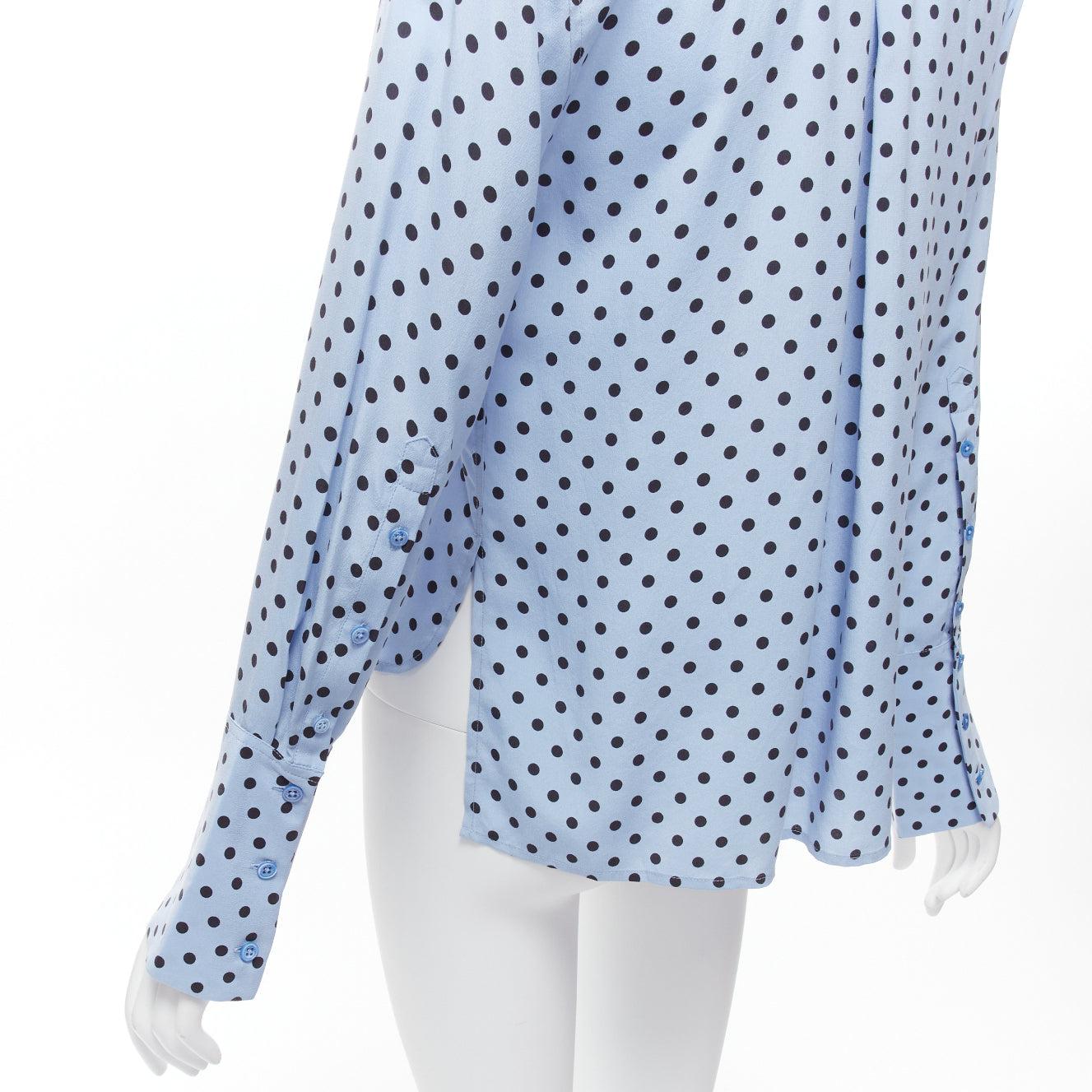 EQUIPMENT 100% silk blue black polka dot long sleeve short shirt XS
Reference: SNKO/A00385
Brand: Equipment
Material: Silk
Color: Black, Blue
Pattern: Polka Dot
Closure: Button
Extra Details: Inverted pleat back.
Made in: