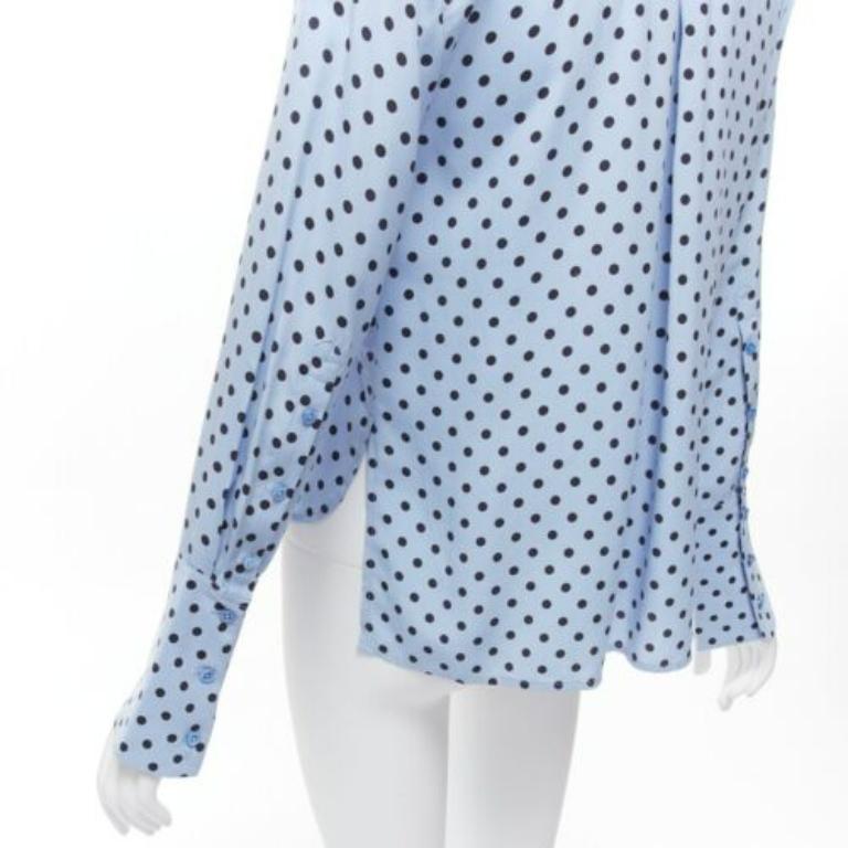 EQUIPO 100% seda azul negro lunares manga larga camisa corta XS
Referencia: SNKO/A00385
Marca: Equipamiento
Material: Seda
Color: Negro, Azul
Patrón: Lunares
Cierre: Botón
Detalles adicionales: Pliegue invertido en la espalda.
Fabricado en: