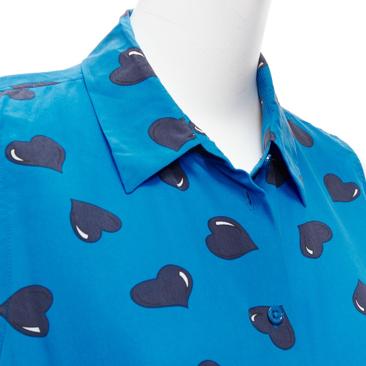 EQUIPMENT 100% silk electric blue black heart printed sleeveless blouse M
Reference: DYTG/A00026
Brand: Equipment
Material: Silk
Color: Blue, Black
Pattern: Heart
Closure: Button
Made in: China

CONDITION:
Condition: Fair, this item was pre-owned
