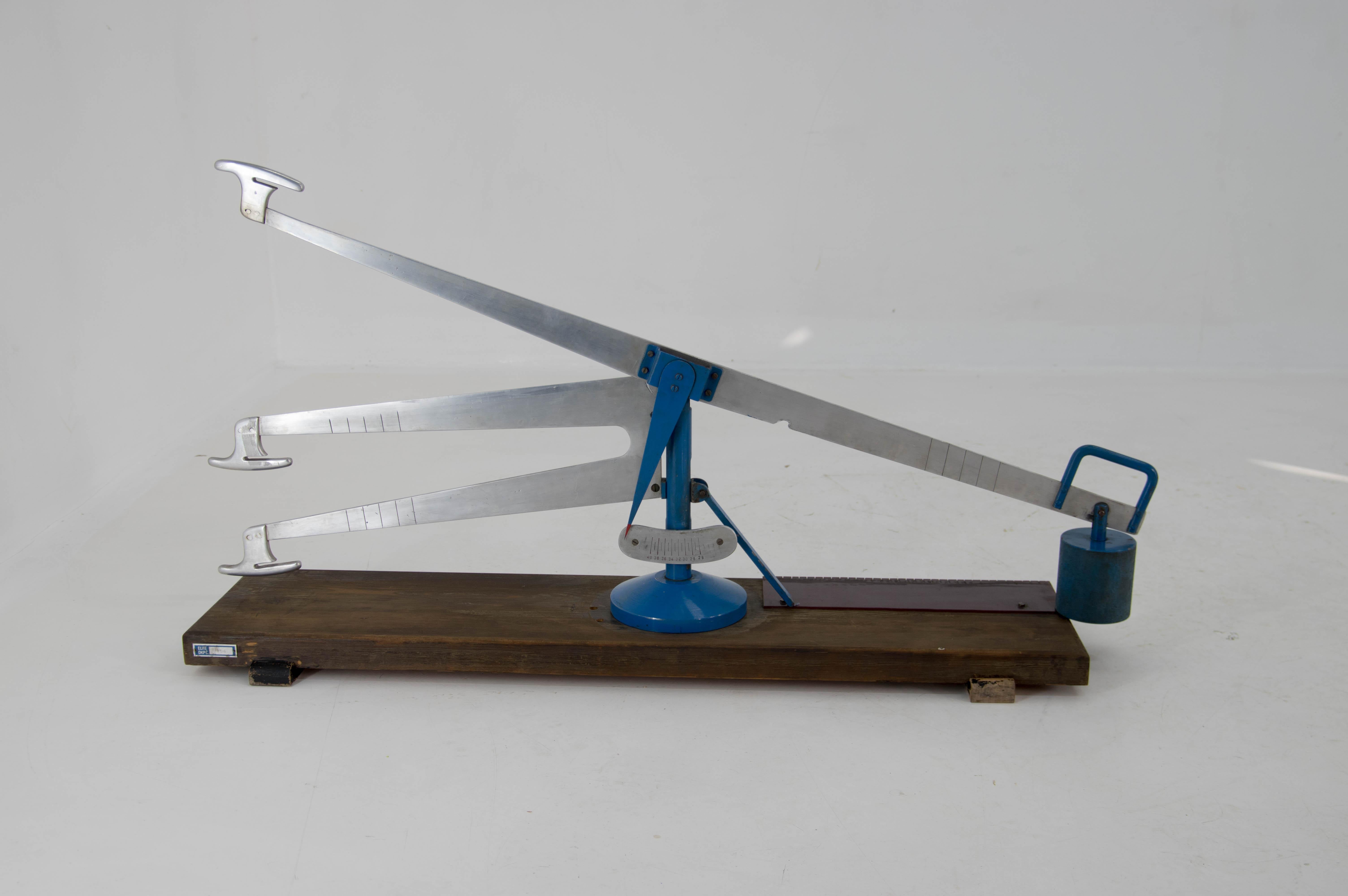 Raro oggetto industriale proveniente da una fabbrica tessile. È stato utilizzato per misurare l'elasticità e la qualità del collant. Condizioni originali con una bella patina. Ottimo oggetto decorativo.
Preventivo di spedizione per gli Stati Uniti