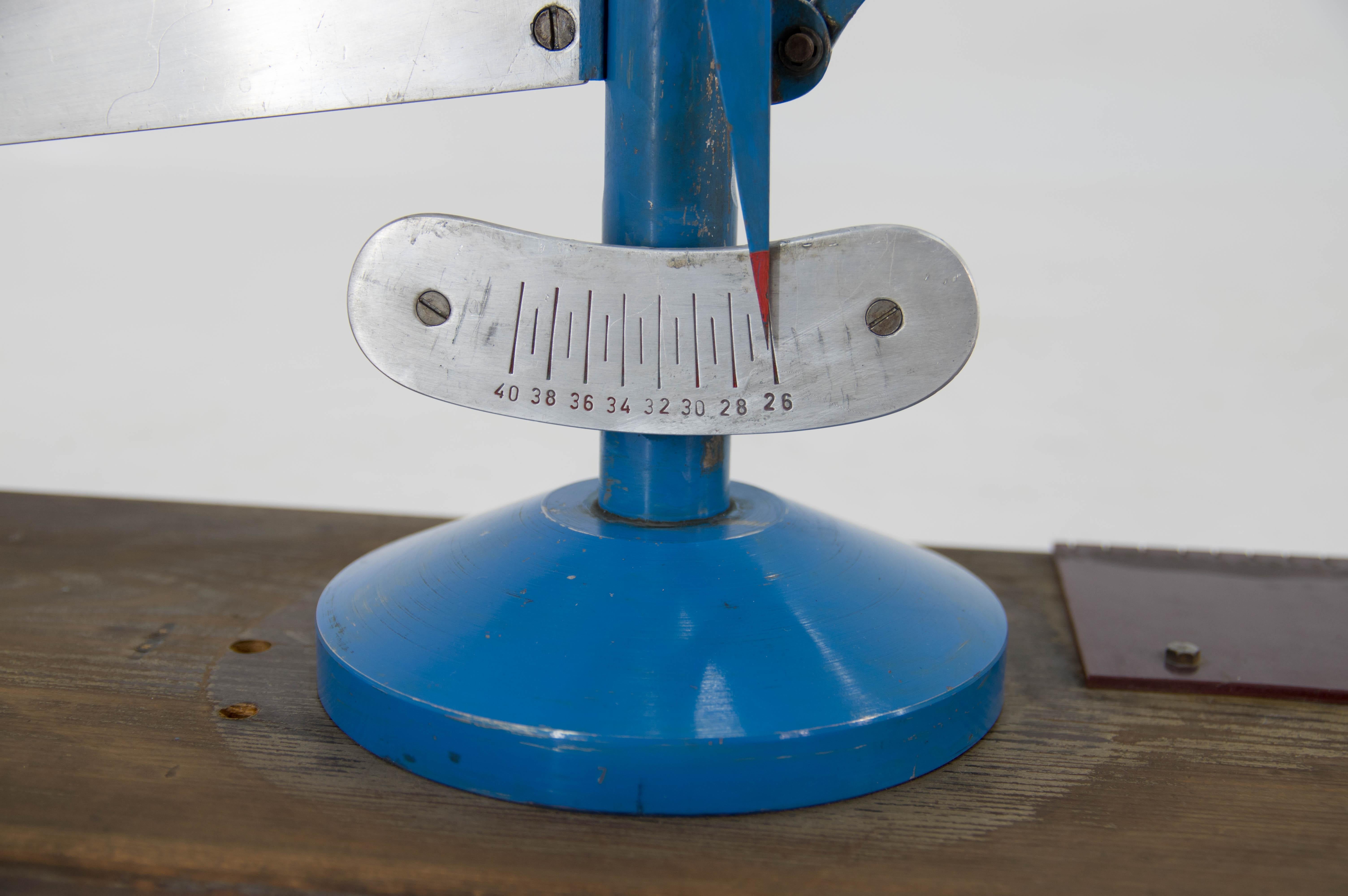 Equipment for Measuring the Elasticity of Pantyhouse, 1950er Jahre (Aluminium) im Angebot